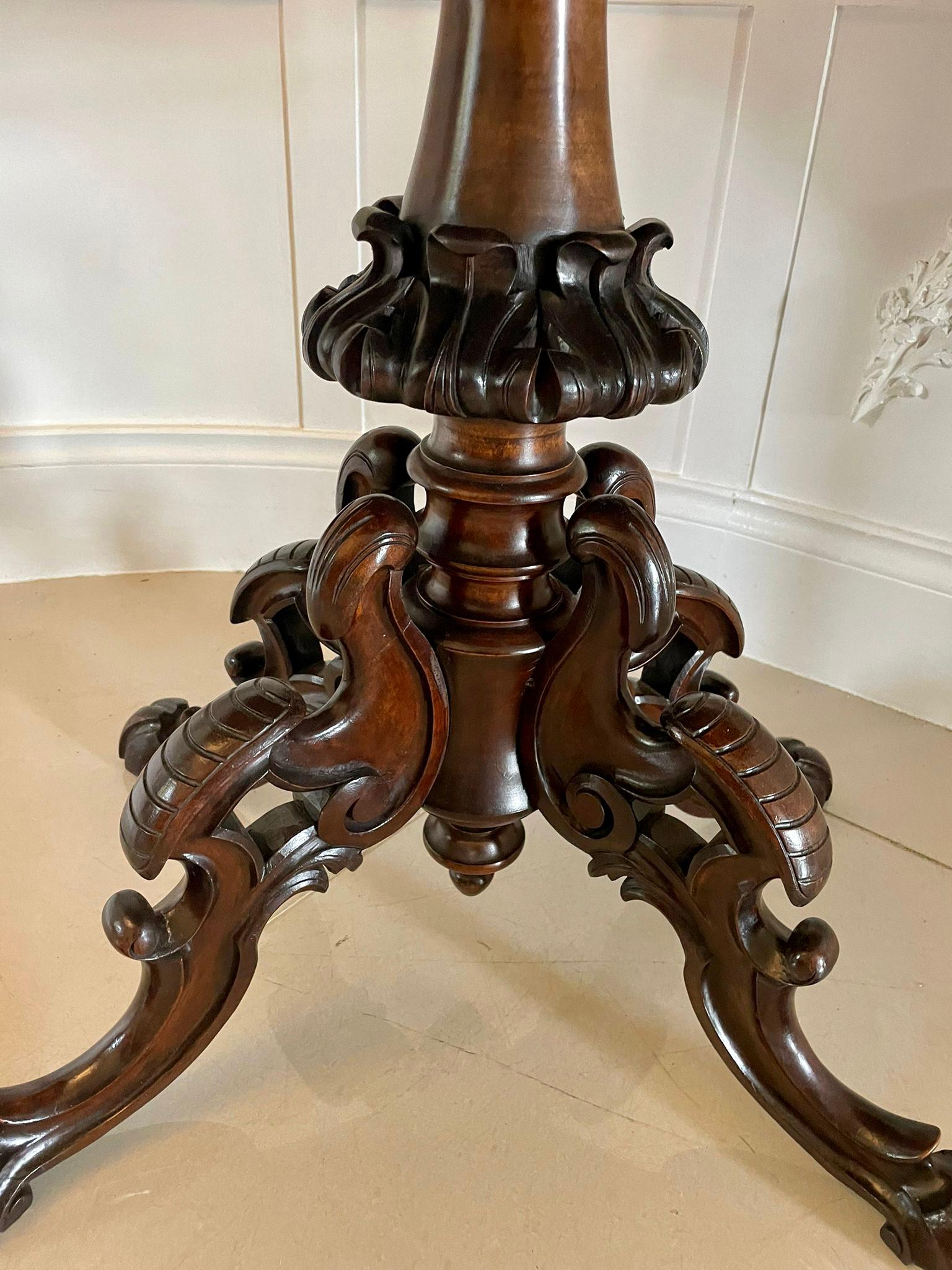 Antiker Mitteltisch aus Wurzelnussholz in viktorianischer Qualität (Mittleres 19. Jahrhundert) im Angebot