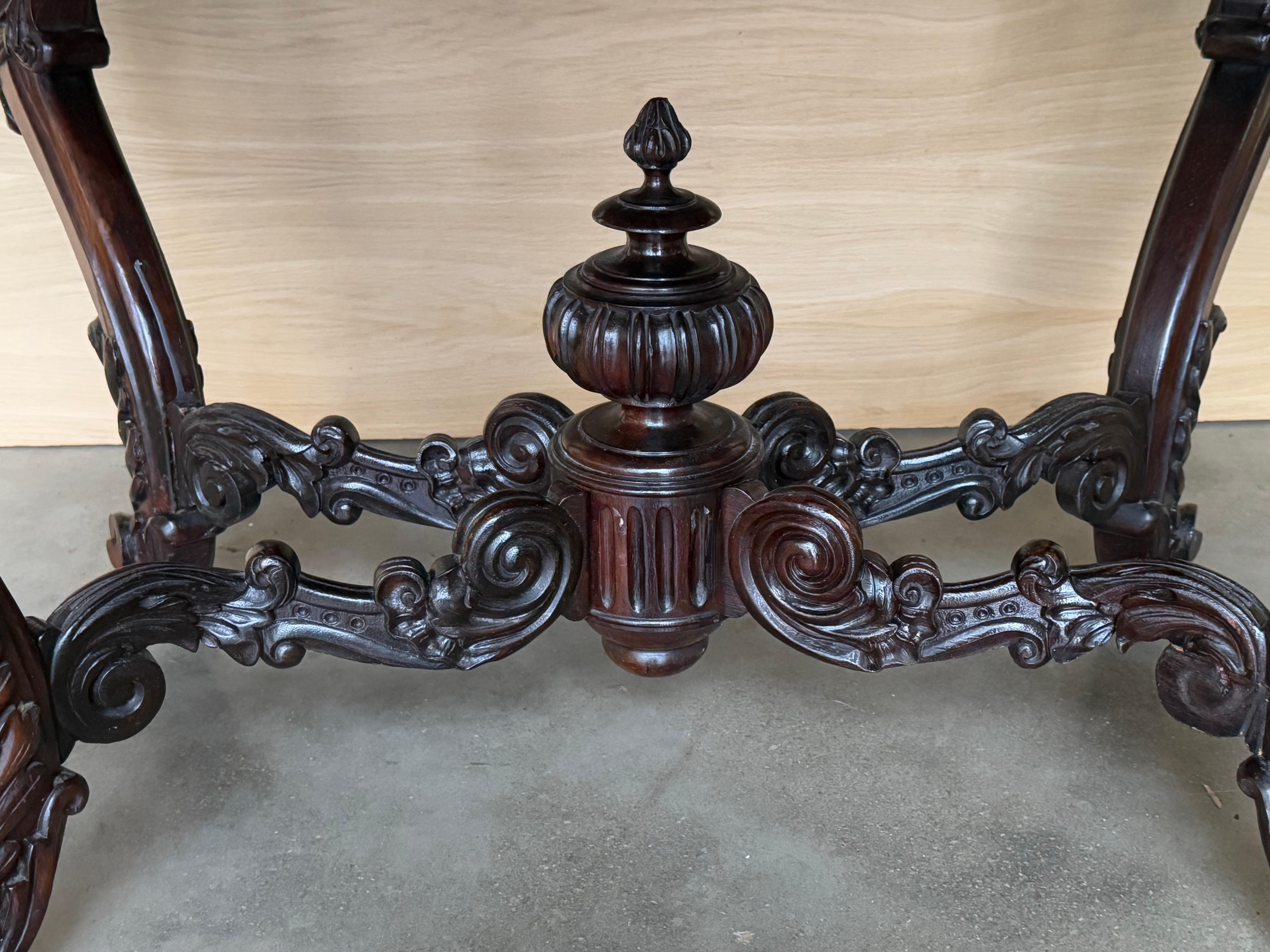 Table centrale en ronce de noyer de qualité victorienne ancienne en vente 1