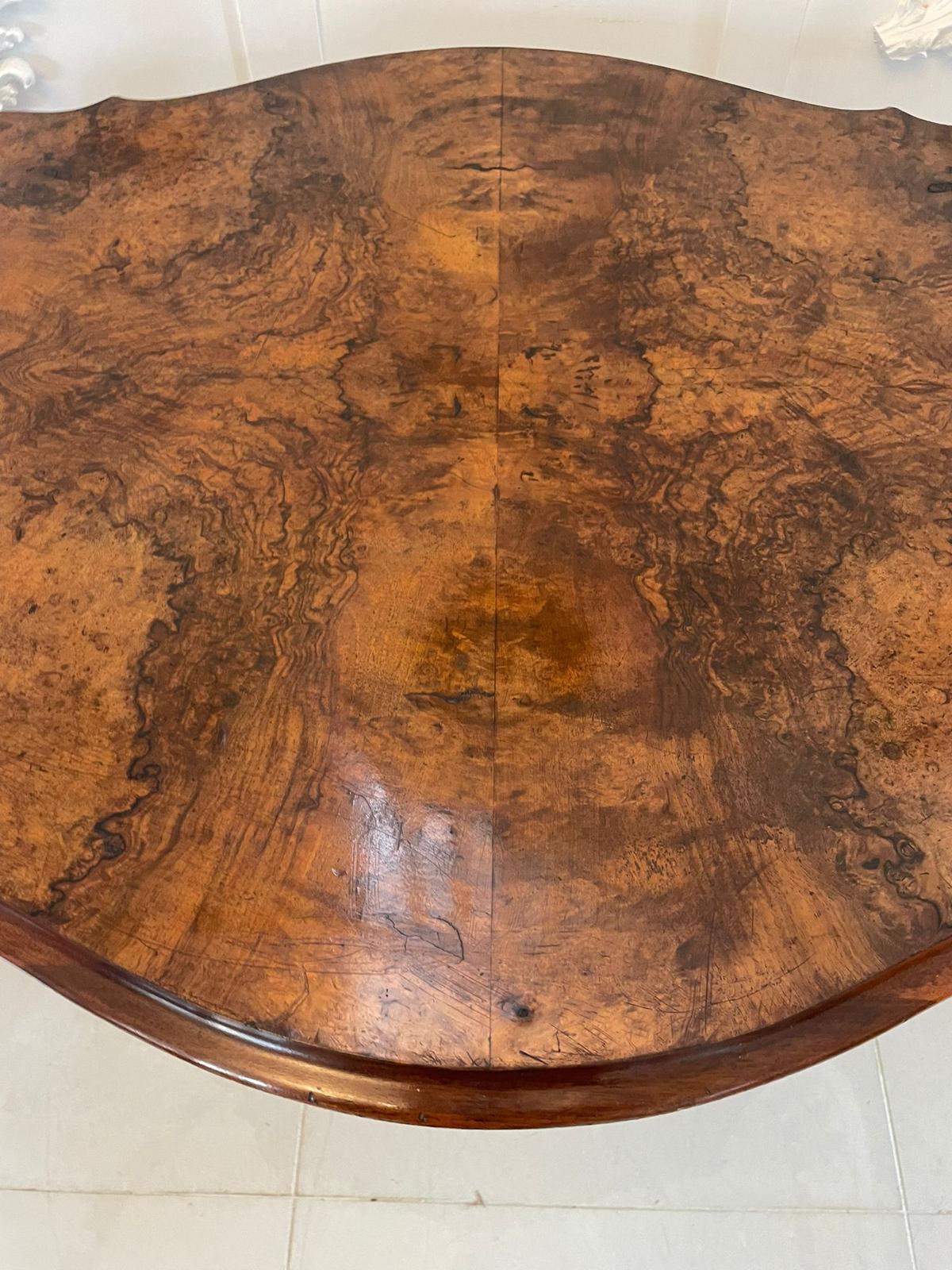 Antiker Mitteltisch aus Wurzelnussholz in viktorianischer Qualität im Angebot 1