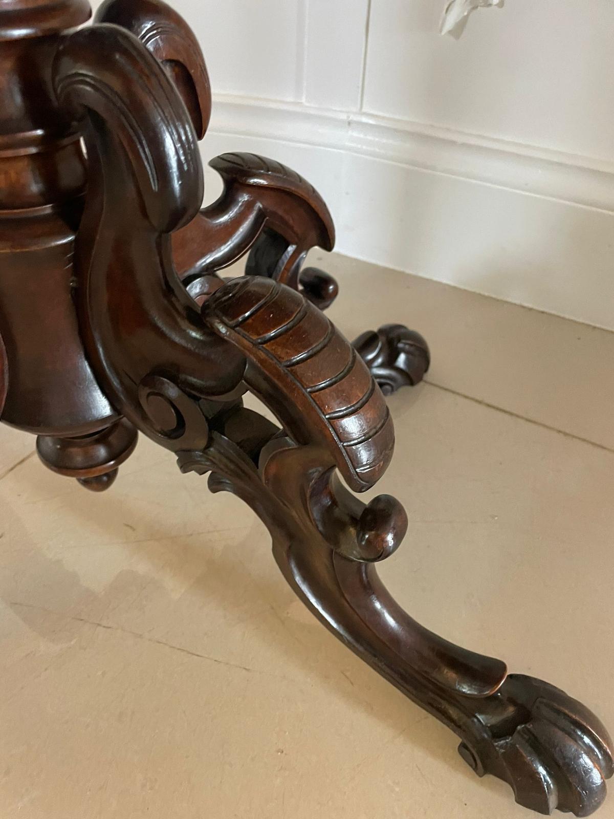 Antiker Mitteltisch aus Wurzelnussholz in viktorianischer Qualität im Angebot 2