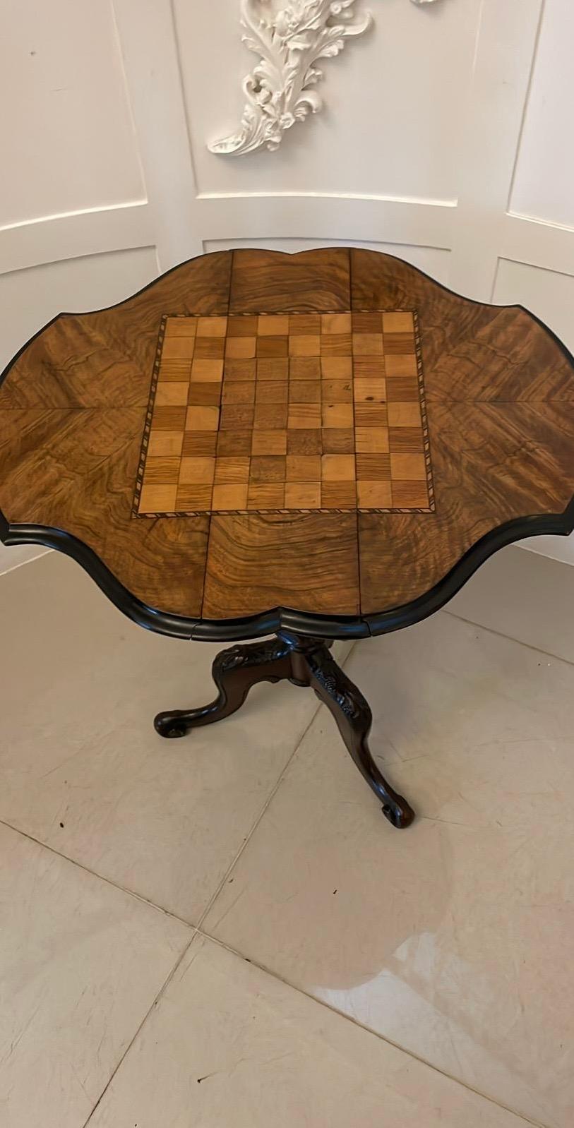 Antiker Schachspieltisch aus Wurzelnussholz in viktorianischer Qualität  im Angebot 6