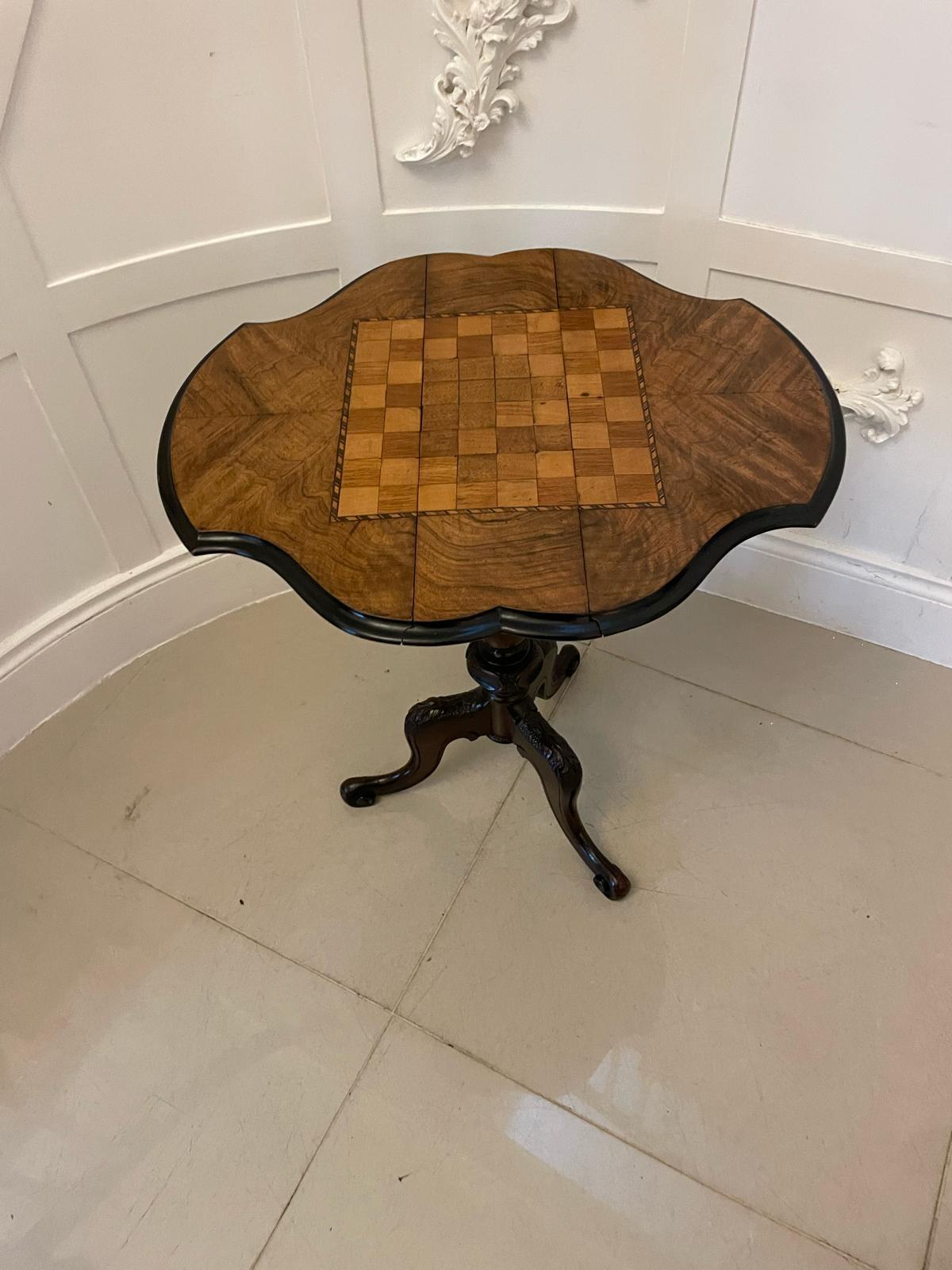 Antiker Schachspieltisch aus Wurzelnussholz in viktorianischer Qualität  im Angebot 1