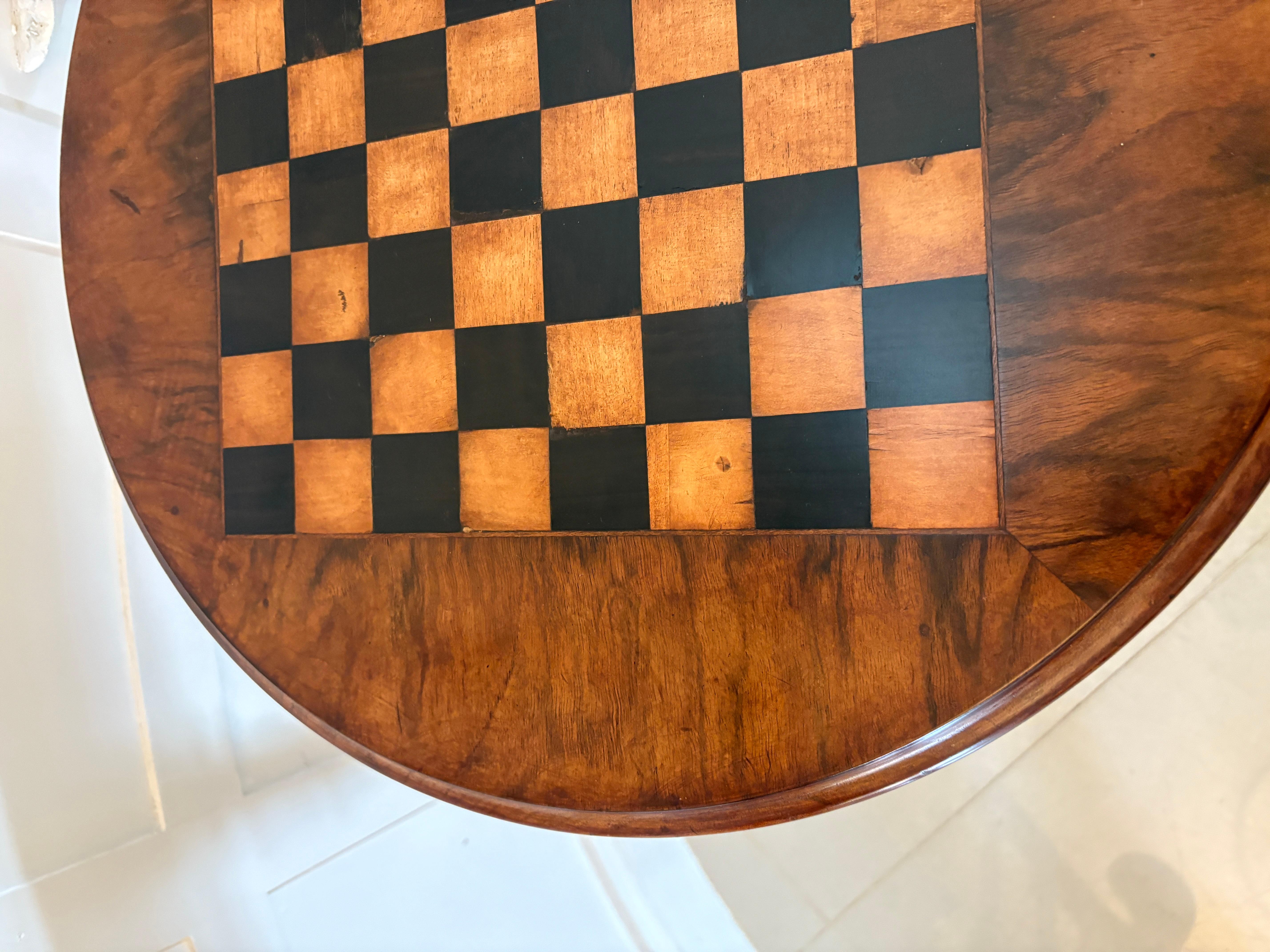 Table de jeu à échecs en ronce de noyer de qualité ancienne et victorienne en vente 3