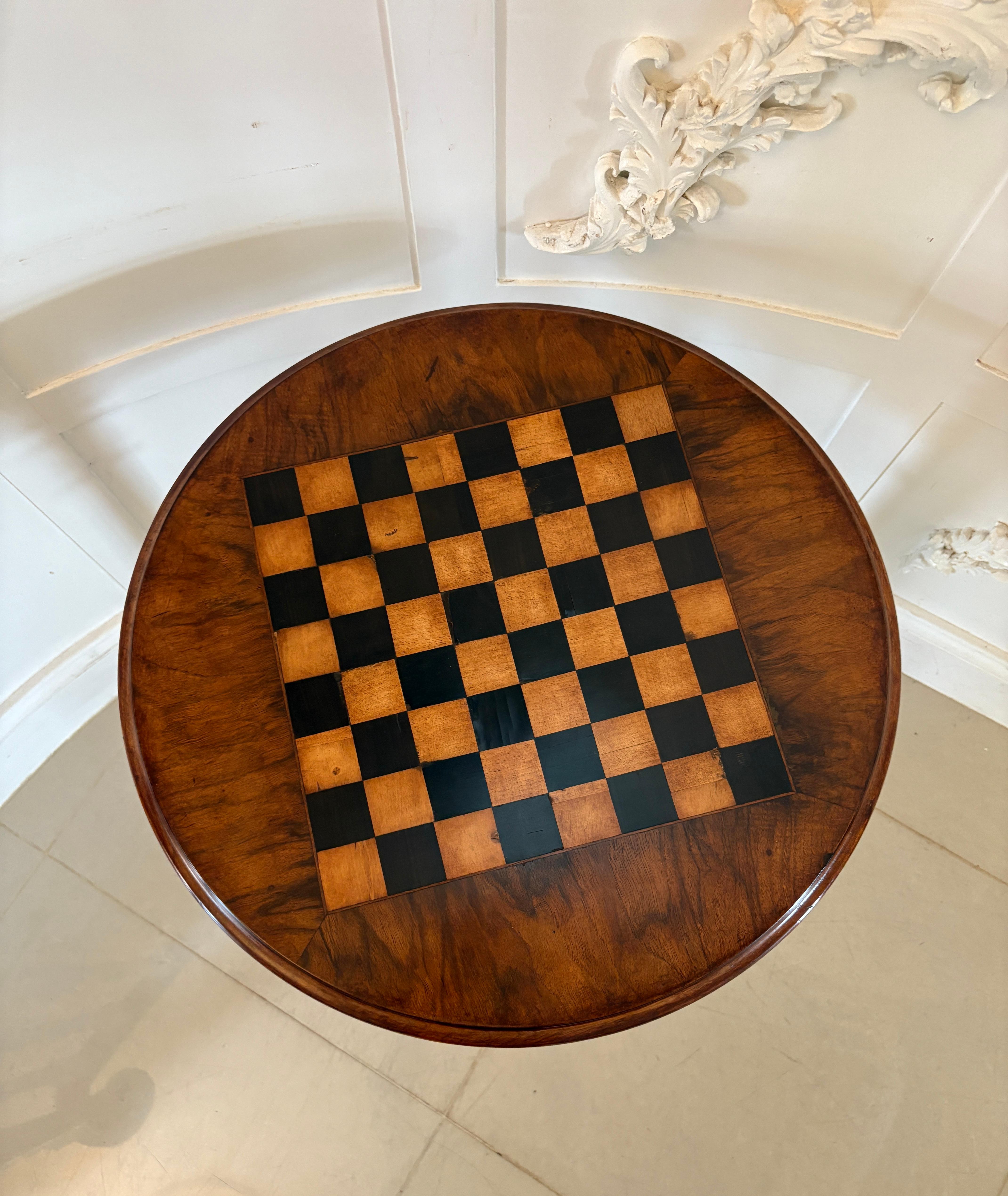Table de jeu à échecs en ronce de noyer de qualité ancienne et victorienne en vente 5