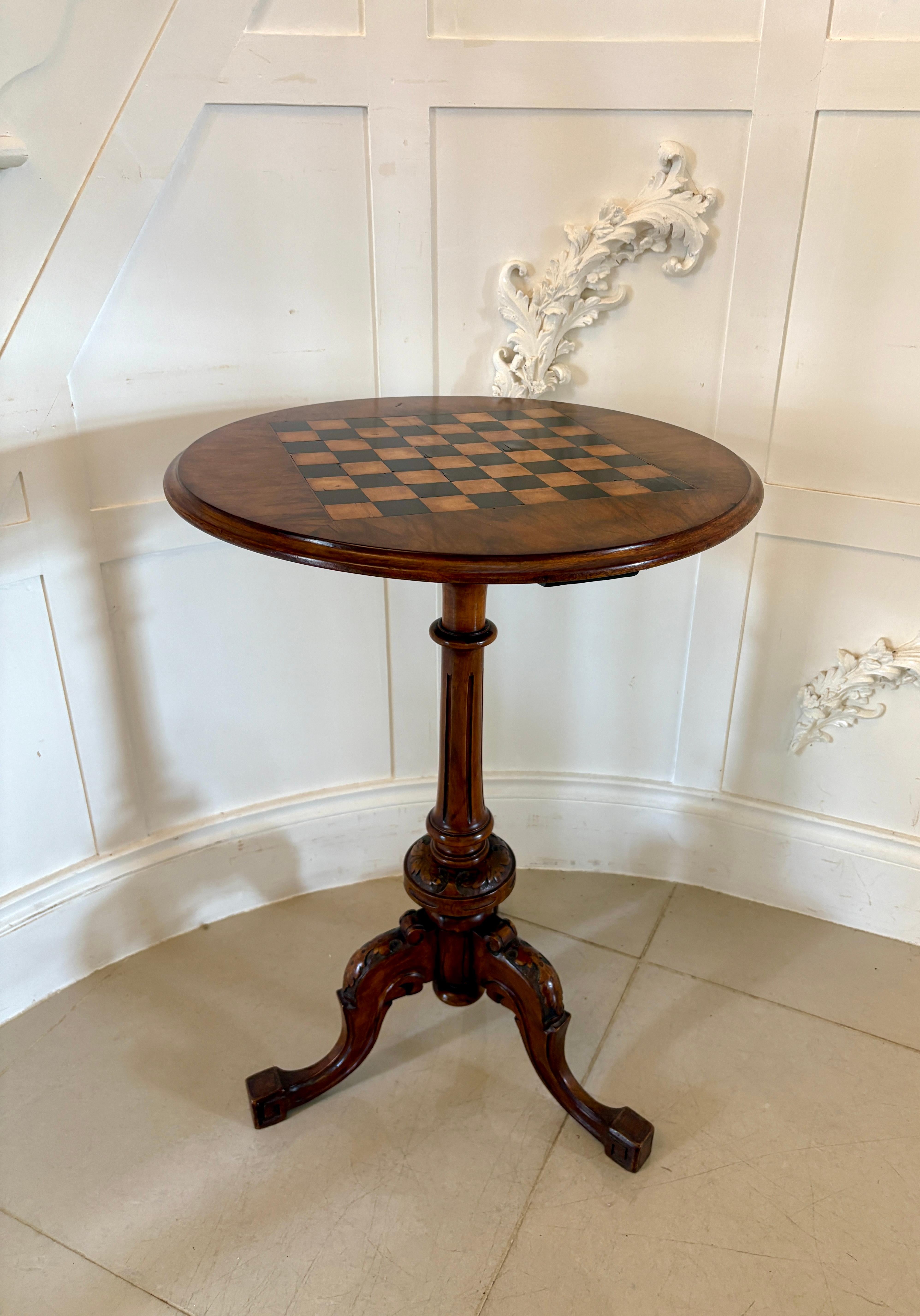 Table de jeu à échecs en ronce de noyer de qualité ancienne et victorienne en vente 6