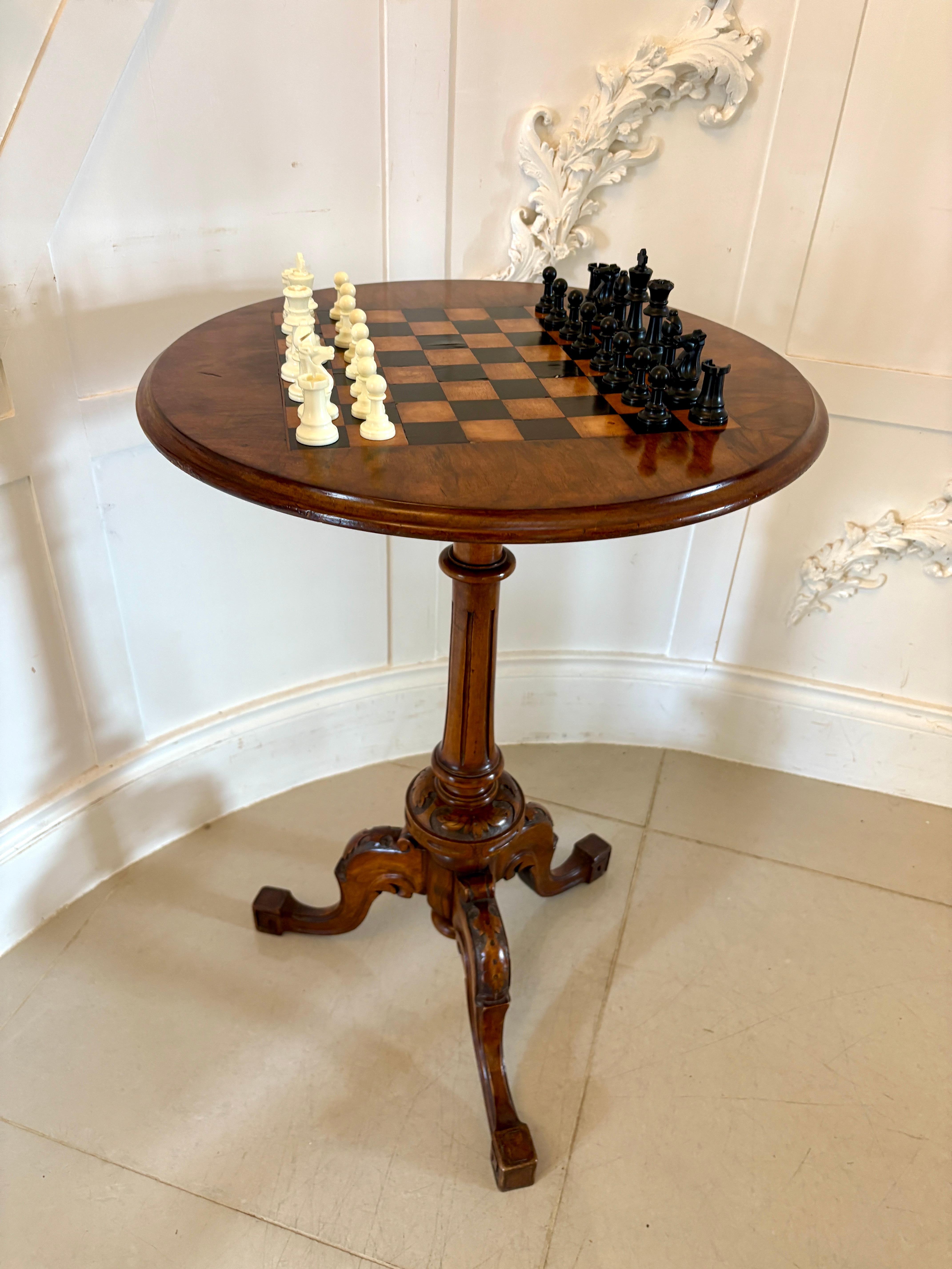 Anglais Table de jeu à échecs en ronce de noyer de qualité ancienne et victorienne en vente
