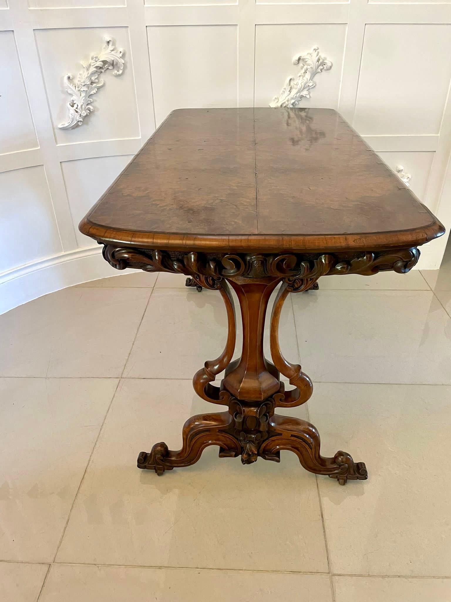 Anglais Table centrale indépendante en ronce de noyer de qualité ancienne et victorienne en vente