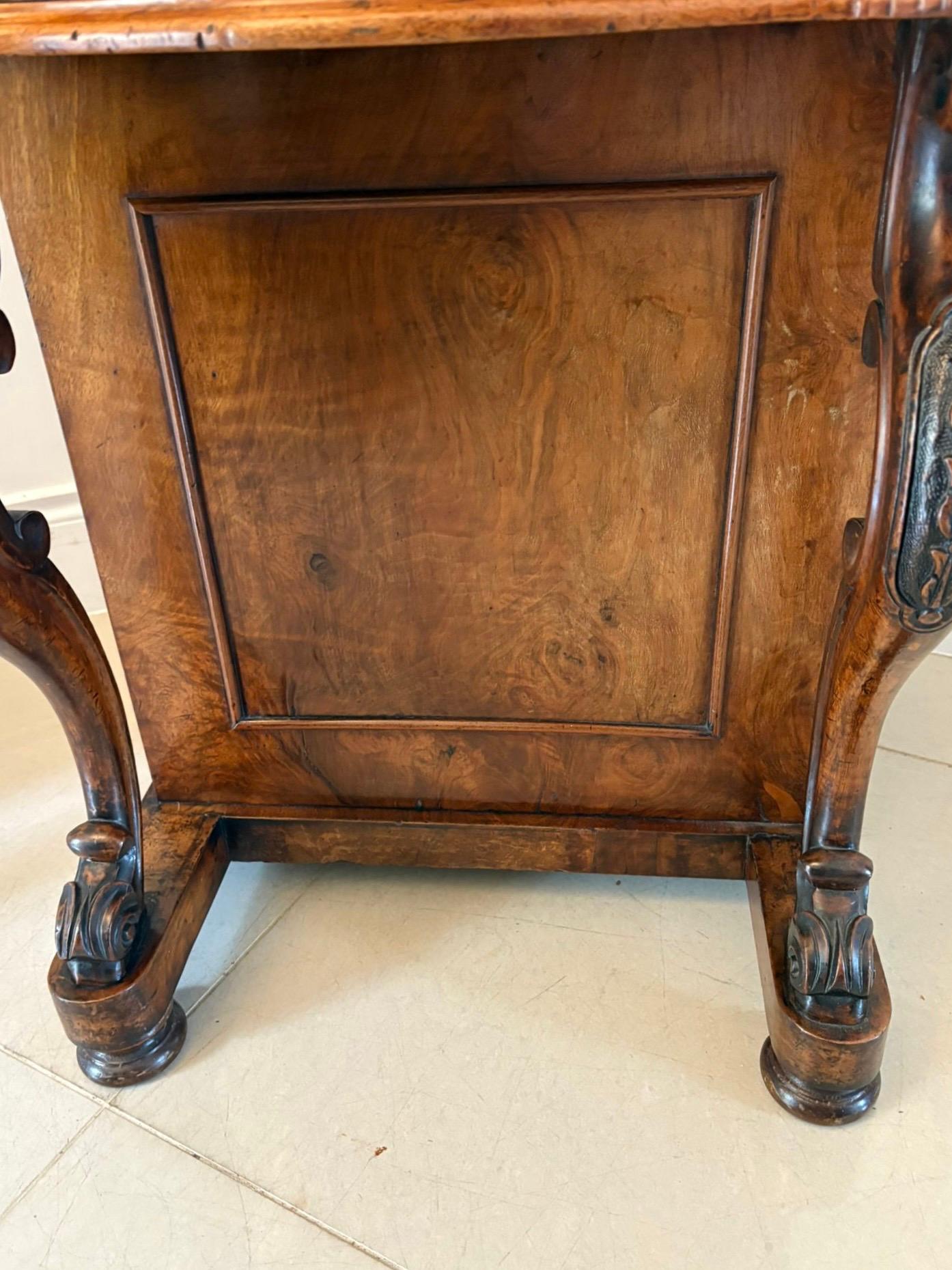 Antico Davenport indipendente in radica di noce di qualità vittoriana con piano in radica di noce a forma di serpentina che si apre per rivelare un interno attrezzato sopra un piano di scrittura in pelle di noce a forma di serpentina che si apre per