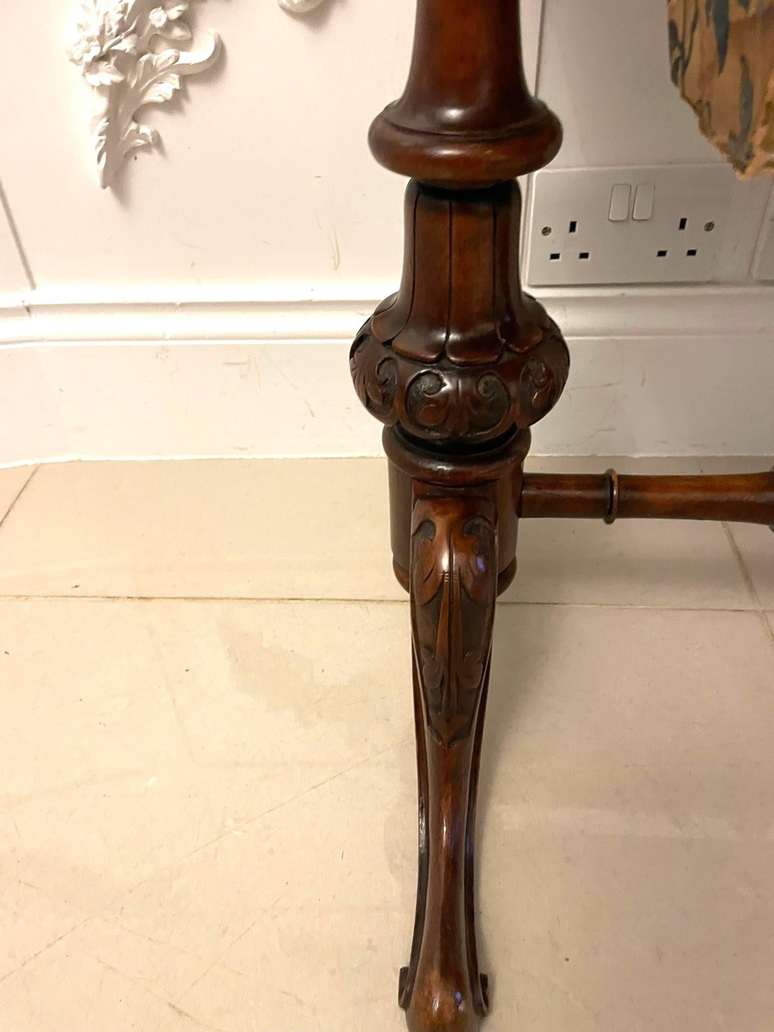 Ancienne table à couture/lampe en ronce de noyer de qualité victorienne en vente 4