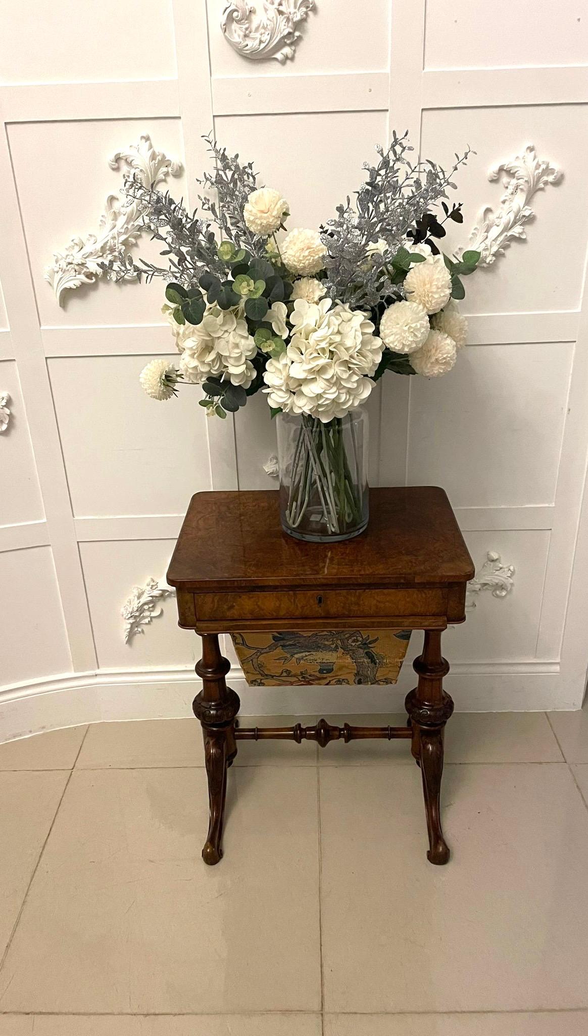 Ancienne table à couture/lampe en ronce de noyer de qualité victorienne en vente 5