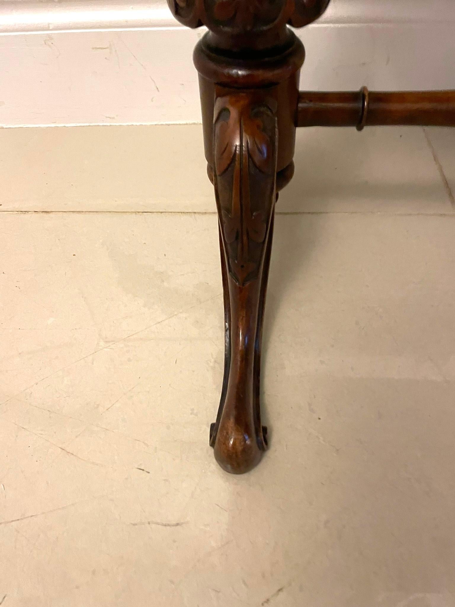 Ancienne table à couture/lampe en ronce de noyer de qualité victorienne en vente 6