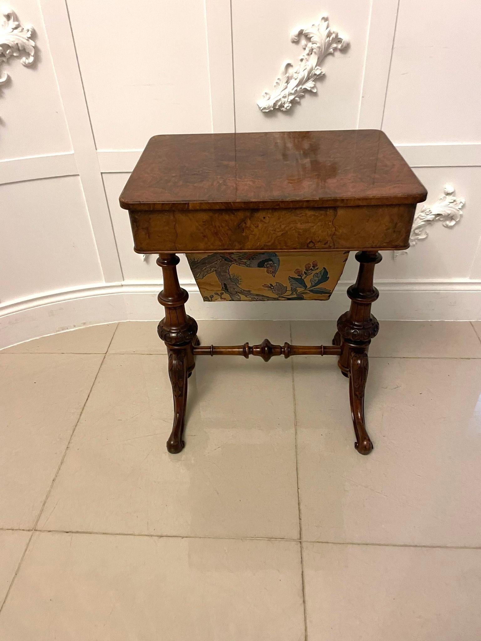 Ancienne table à couture/lampe en ronce de noyer de qualité victorienne en vente 7