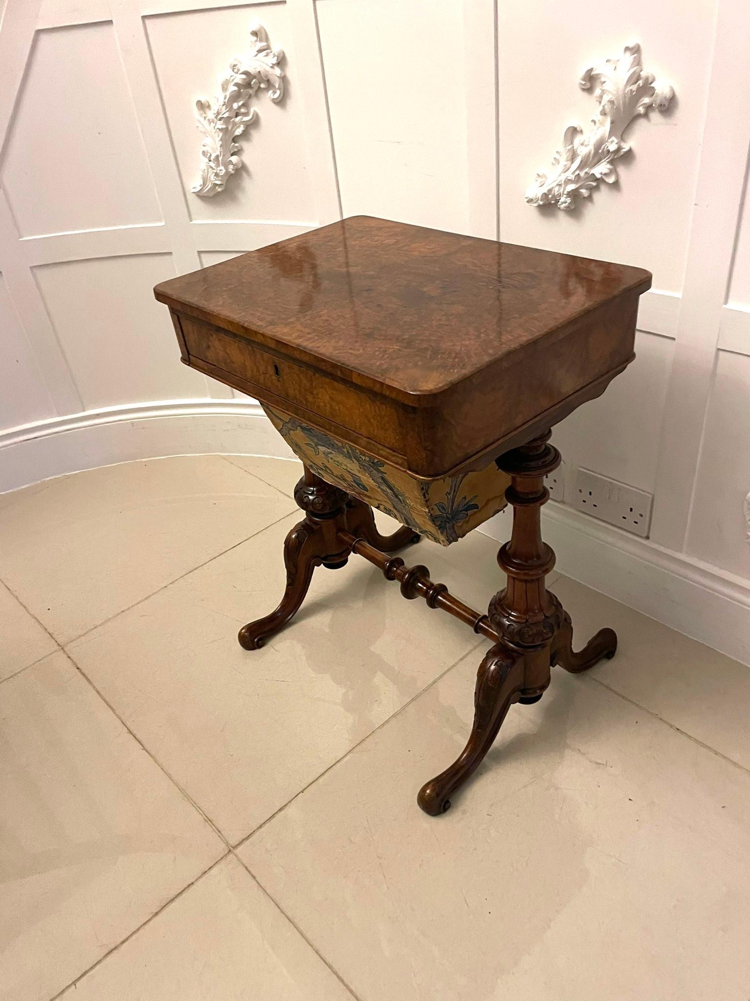 Ancienne table à couture/lampe en ronce de noyer de qualité victorienne en vente 8