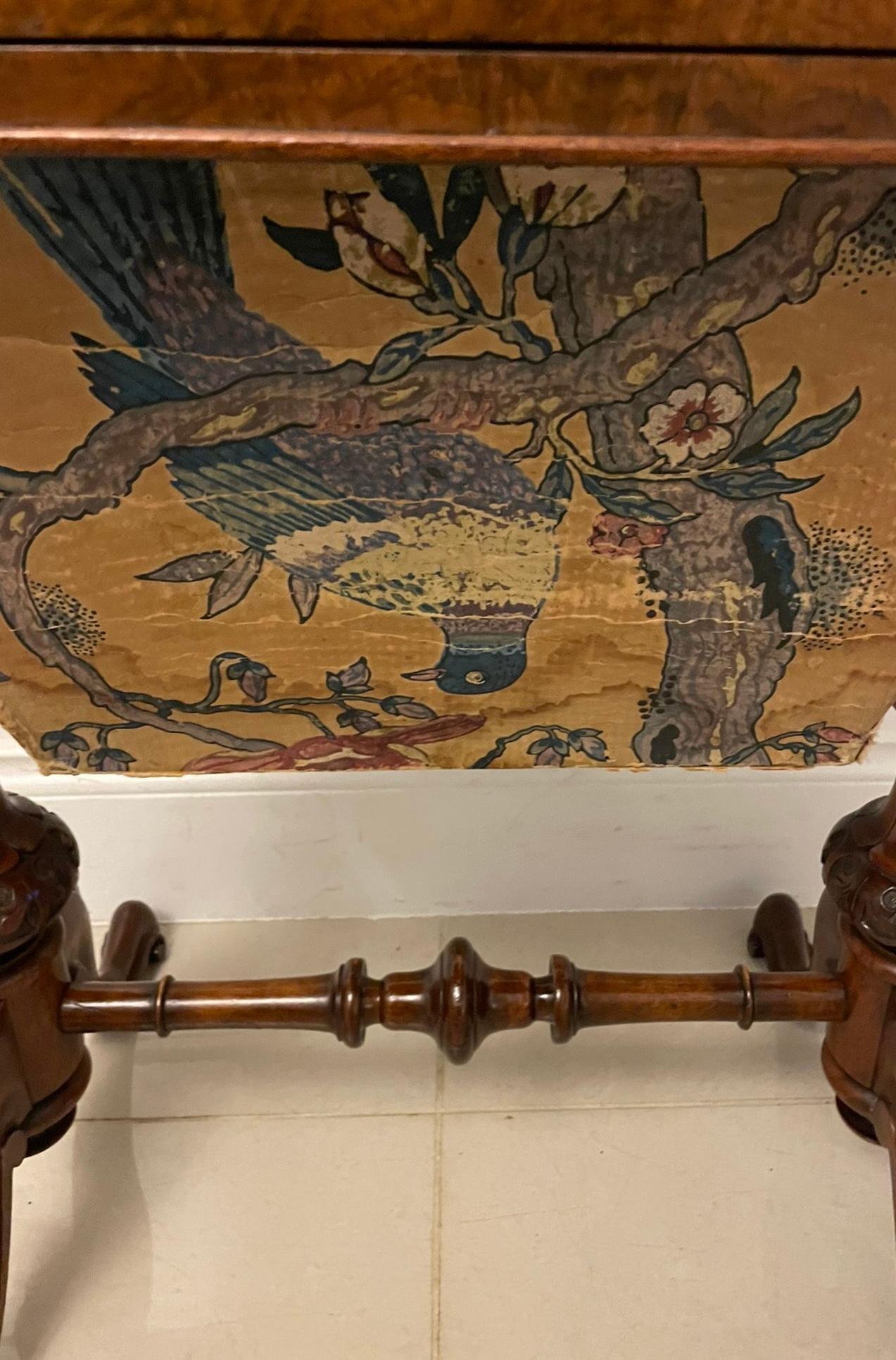 Ancienne table de couture/lampes victorienne indépendante en ronce de noyer avec un plateau en ronce de noyer de qualité au-dessus d'un tiroir unique et d'un panier décoratif coulissant soutenu par des colonnes tournées en noyer massif sculpté de