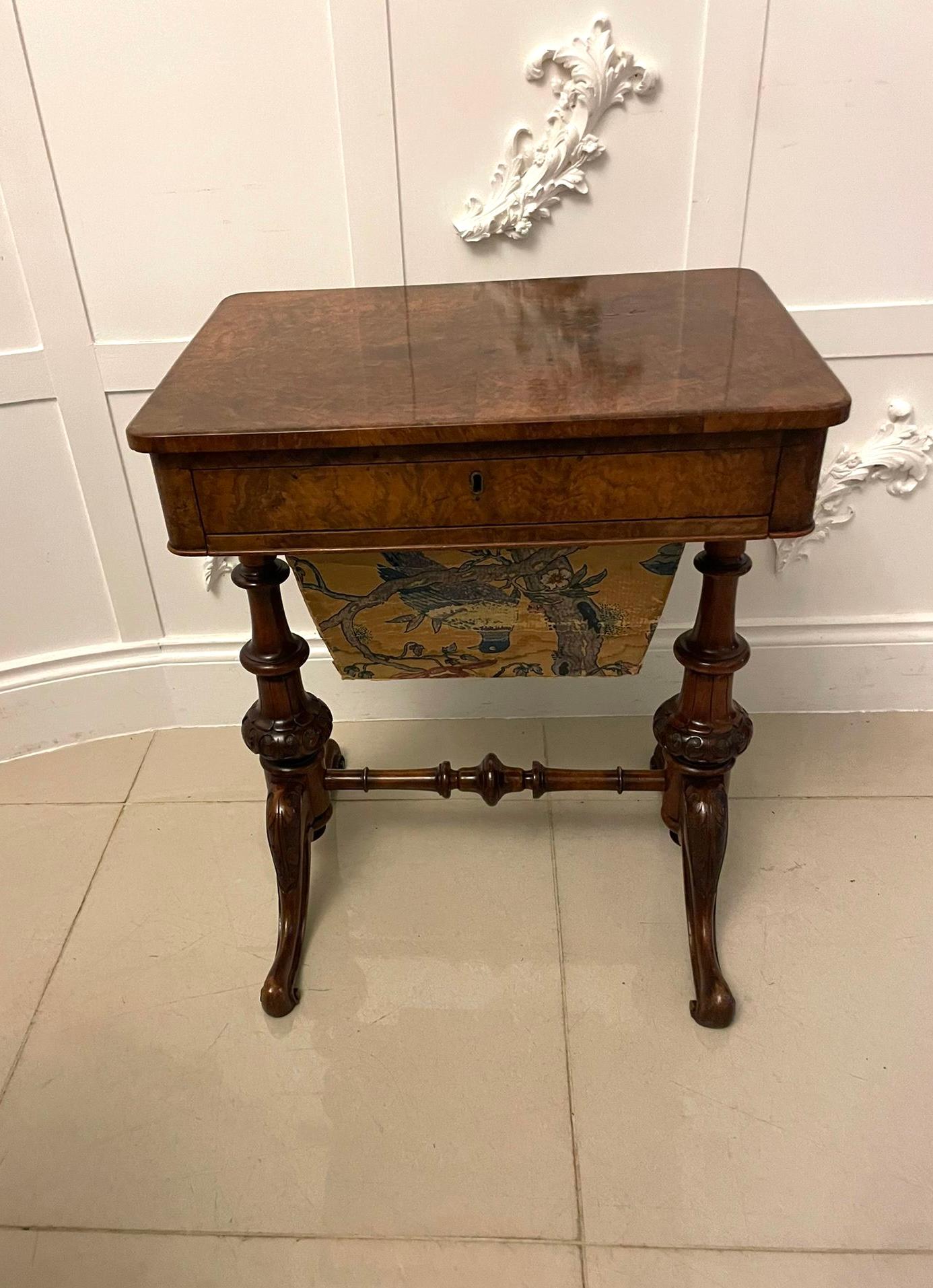Anglais Ancienne table à couture/lampe en ronce de noyer de qualité victorienne en vente