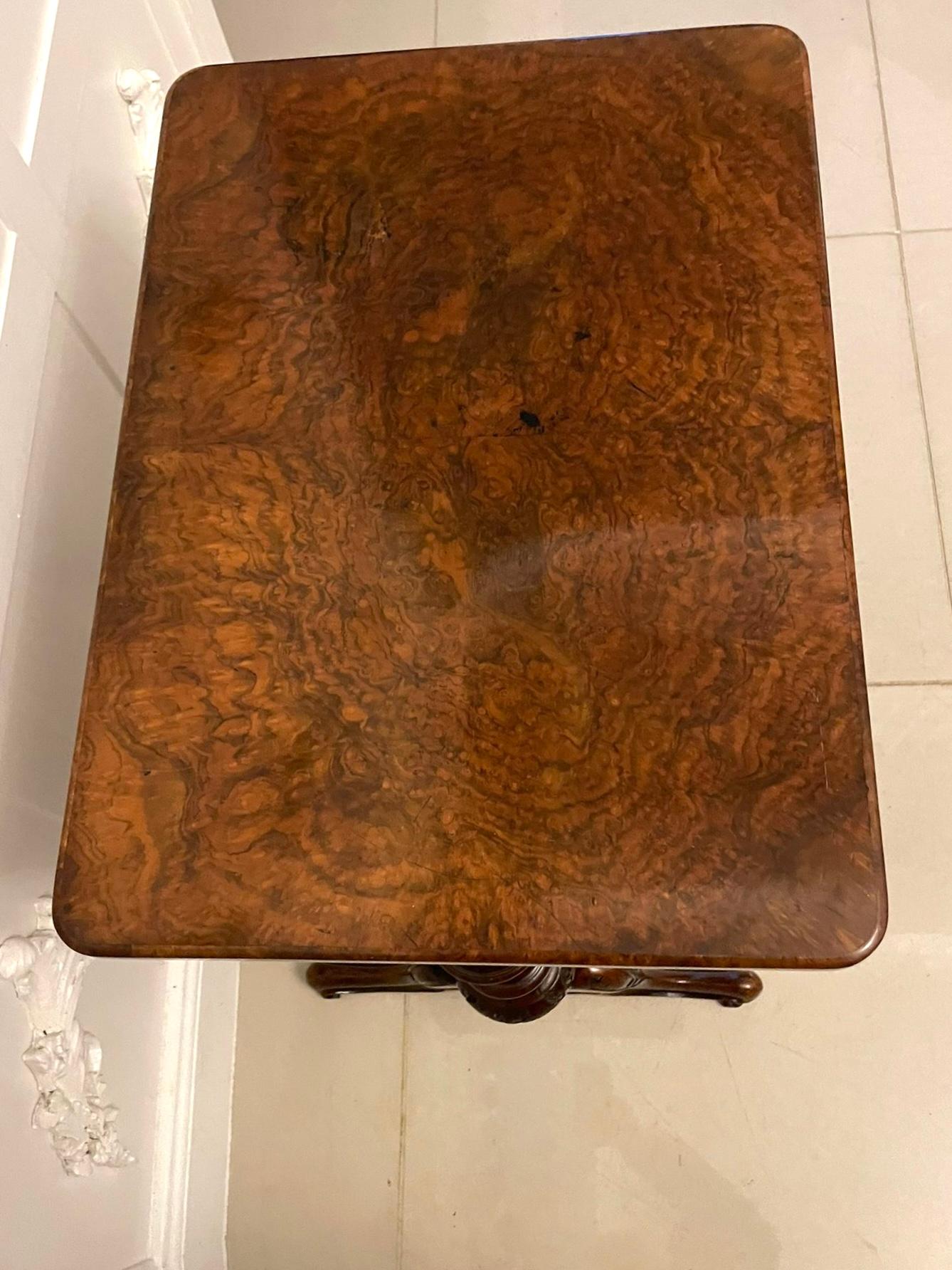 Ancienne table à couture/lampe en ronce de noyer de qualité victorienne Bon état - En vente à Suffolk, GB