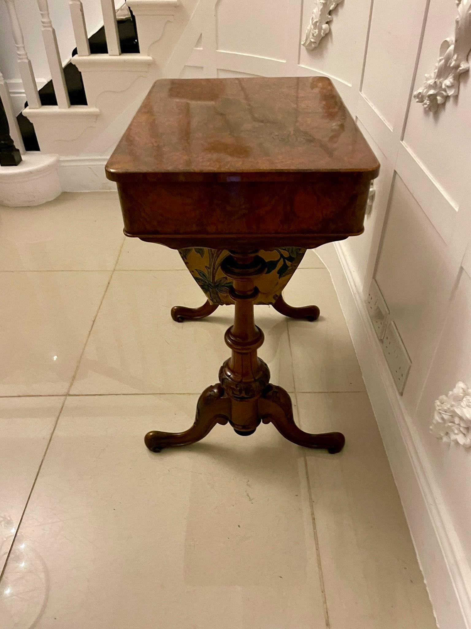 XIXe siècle Ancienne table à couture/lampe en ronce de noyer de qualité victorienne en vente