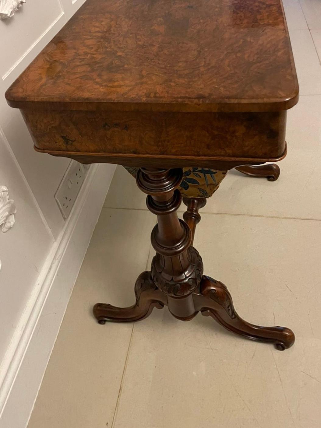 Ancienne table à couture/lampe en ronce de noyer de qualité victorienne en vente 1