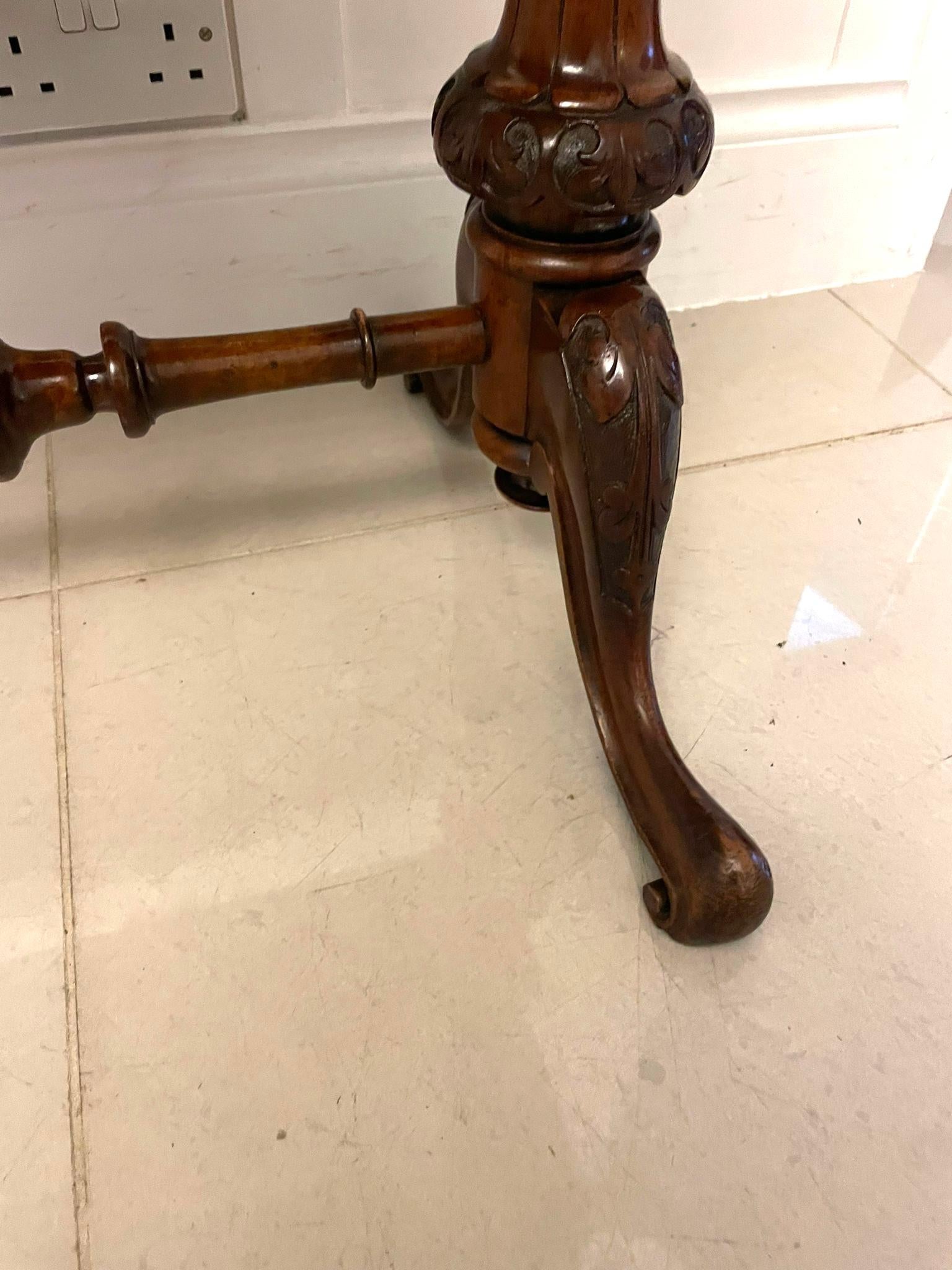 Ancienne table à couture/lampe en ronce de noyer de qualité victorienne en vente 2