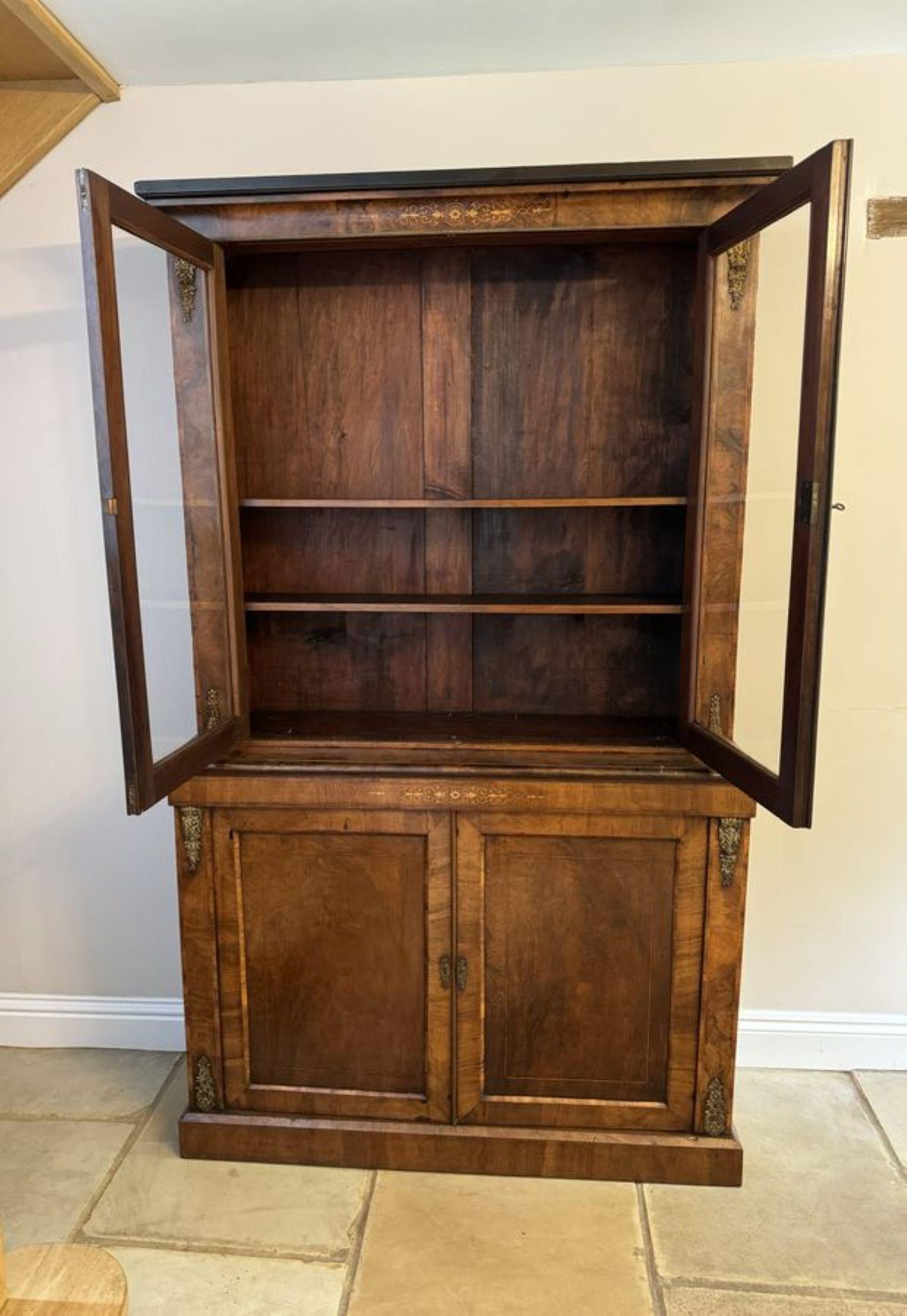 XIXe siècle Bibliothèque ancienne en ronce de noyer incrustée de style victorien en vente