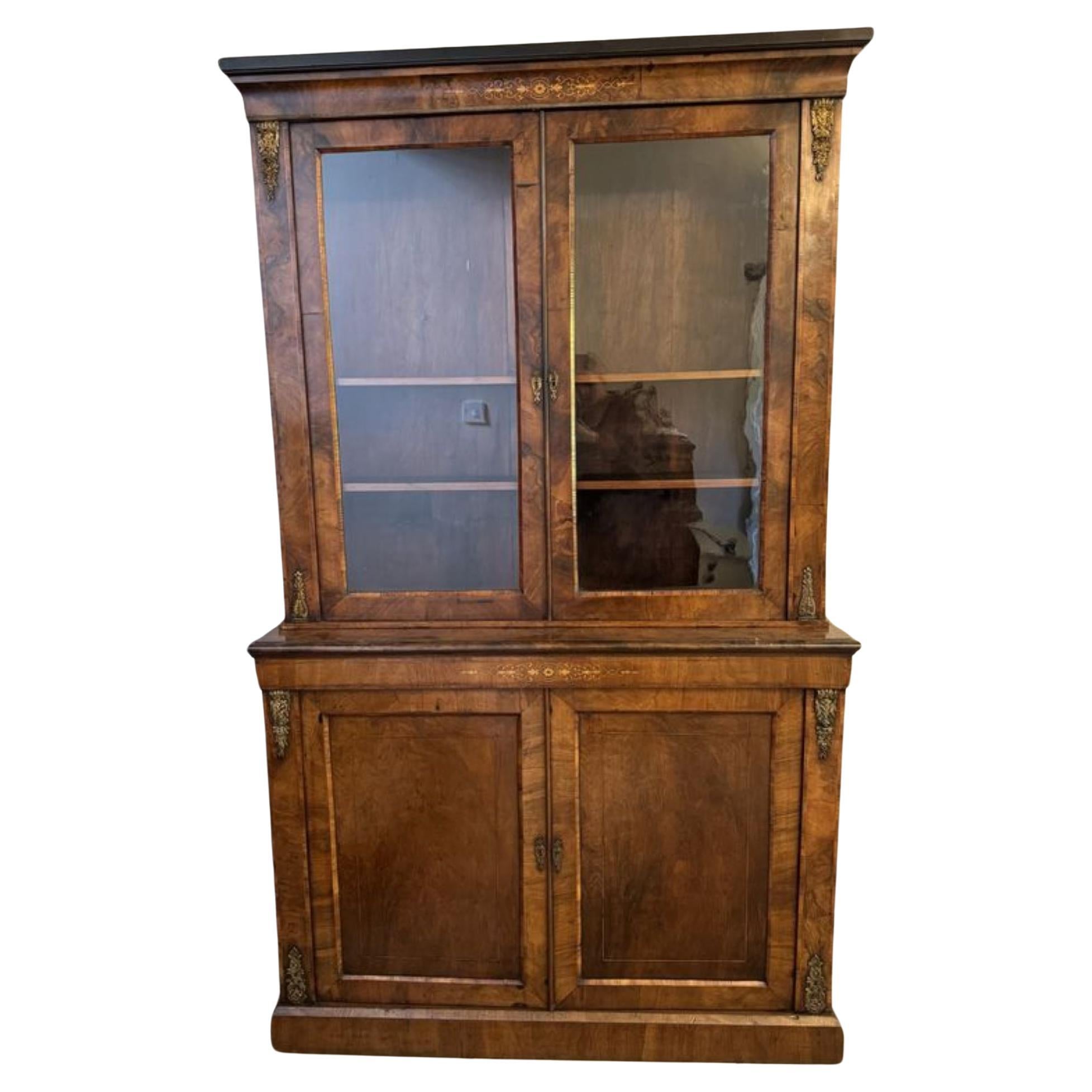 Antiguo mueble librería con incrustaciones de nogal de calidad victoriana