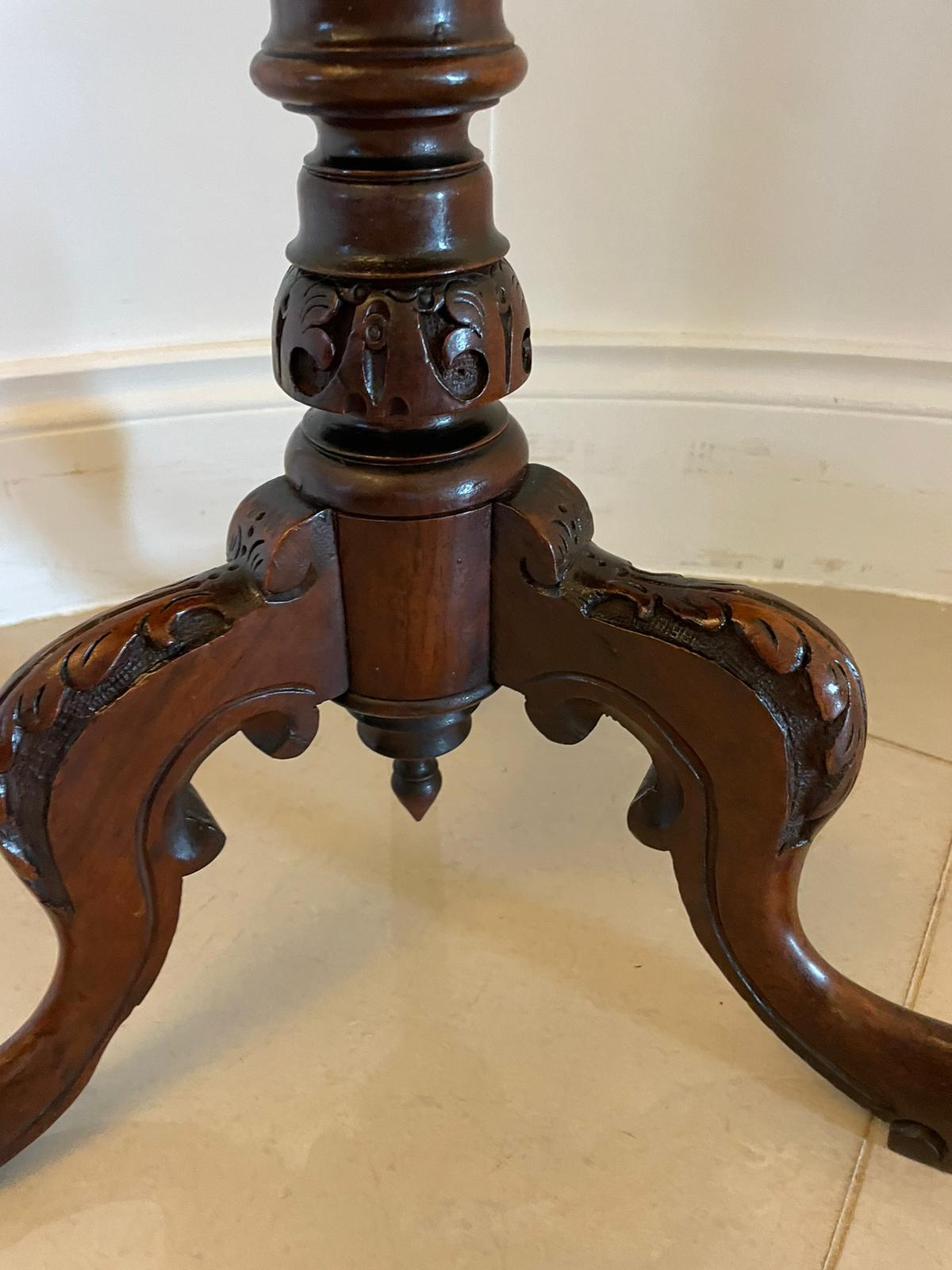 Table de lampe ancienne en ronce de noyer incrustée de qualité victorienne en vente 2