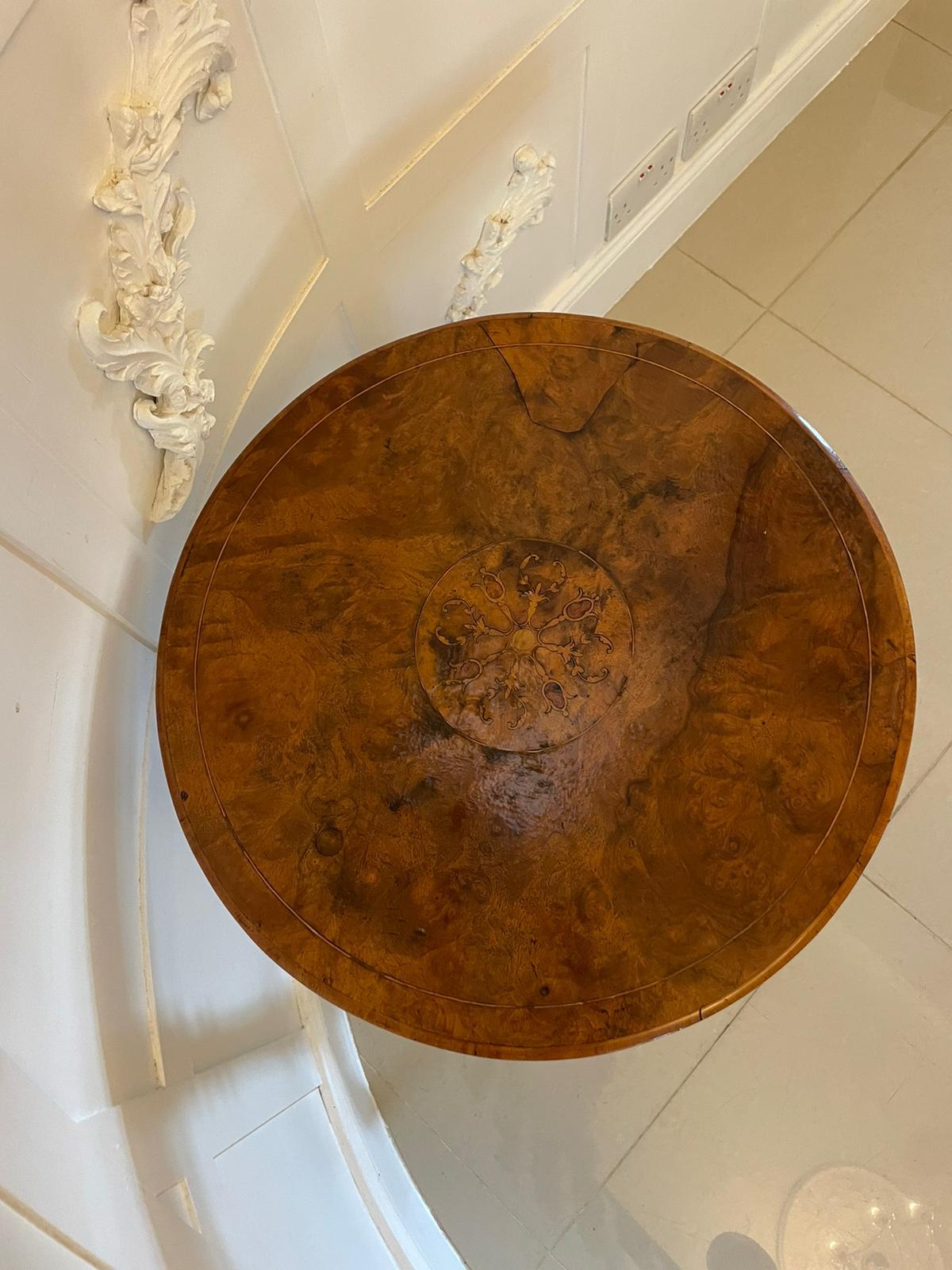 Table de lampe ancienne en ronce de noyer incrustée de qualité victorienne en vente 3