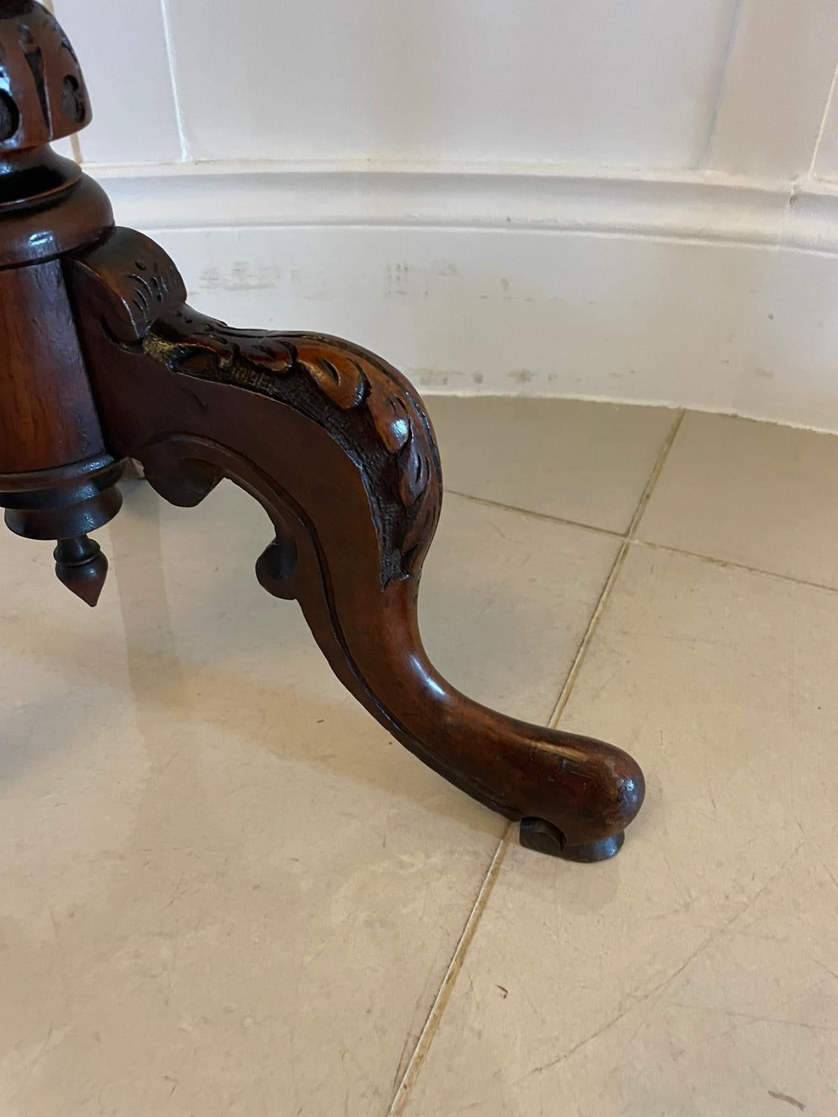 Table de lampe ancienne en ronce de noyer incrustée de qualité victorienne en vente 4