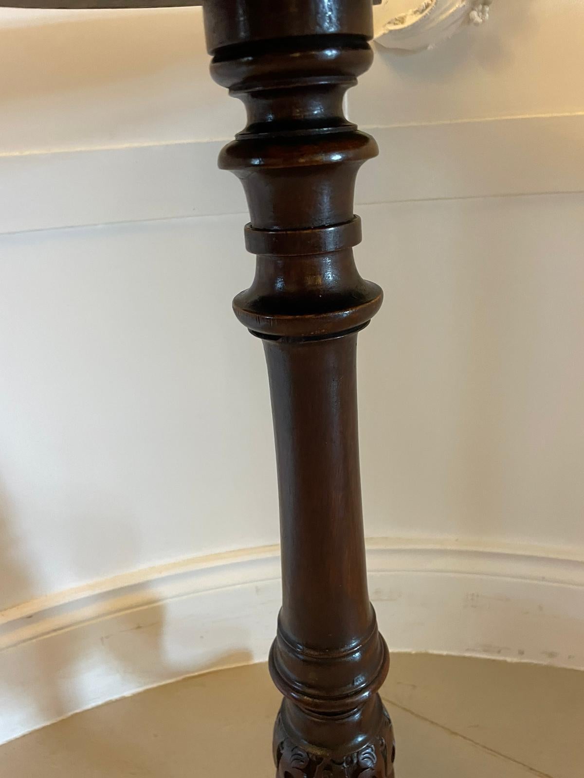 Anglais Table de lampe ancienne en ronce de noyer incrustée de qualité victorienne en vente