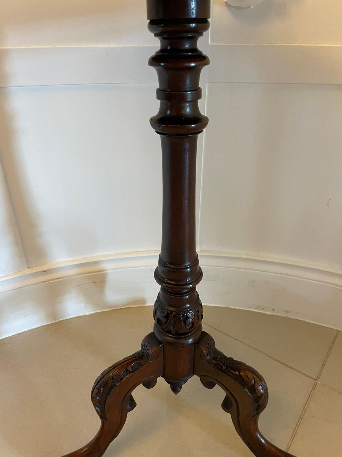 Incrusté Table de lampe ancienne en ronce de noyer incrustée de qualité victorienne en vente