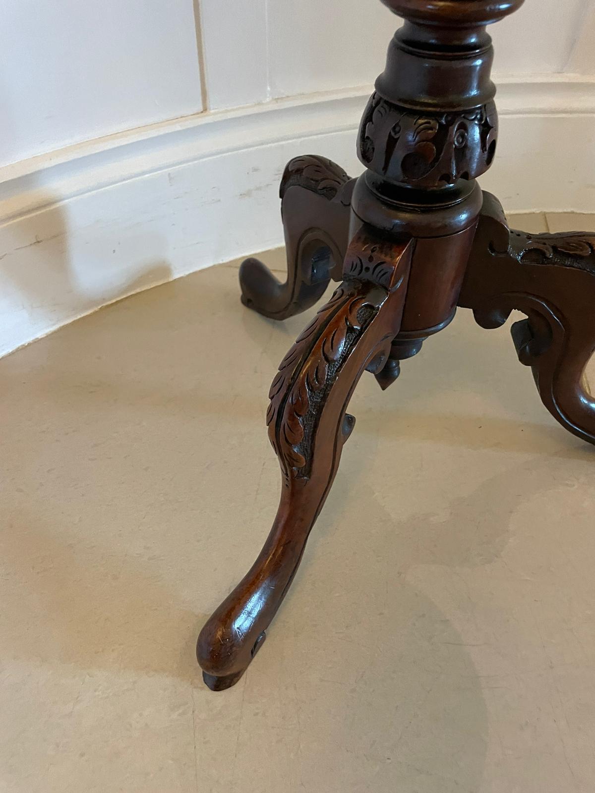 Noyer Table de lampe ancienne en ronce de noyer incrustée de qualité victorienne en vente