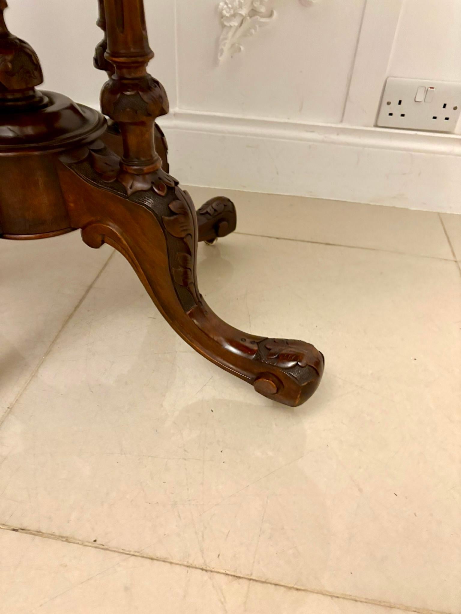 Victorien Table de lampe ovale en ronce de noyer incrustée, ancienne et de qualité victorienne en vente