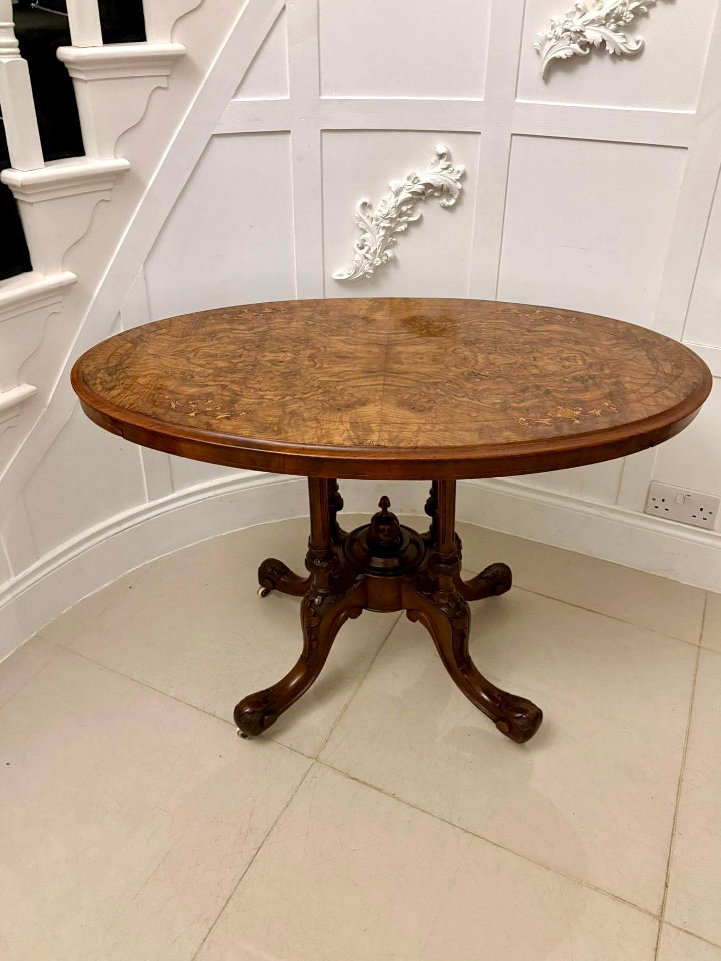 Anglais Table de lampe ovale en ronce de noyer incrustée, ancienne et de qualité victorienne en vente
