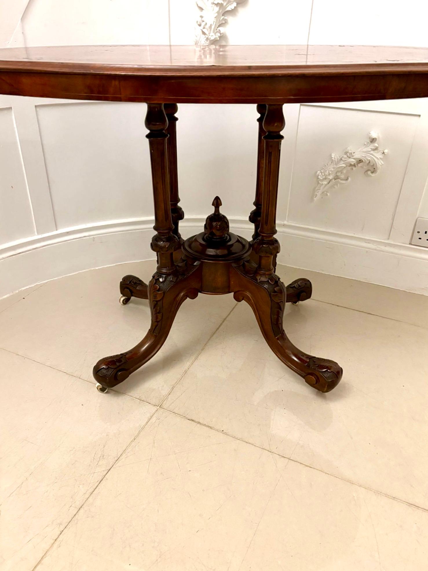 Incrusté Table de lampe ovale en ronce de noyer incrustée, ancienne et de qualité victorienne en vente