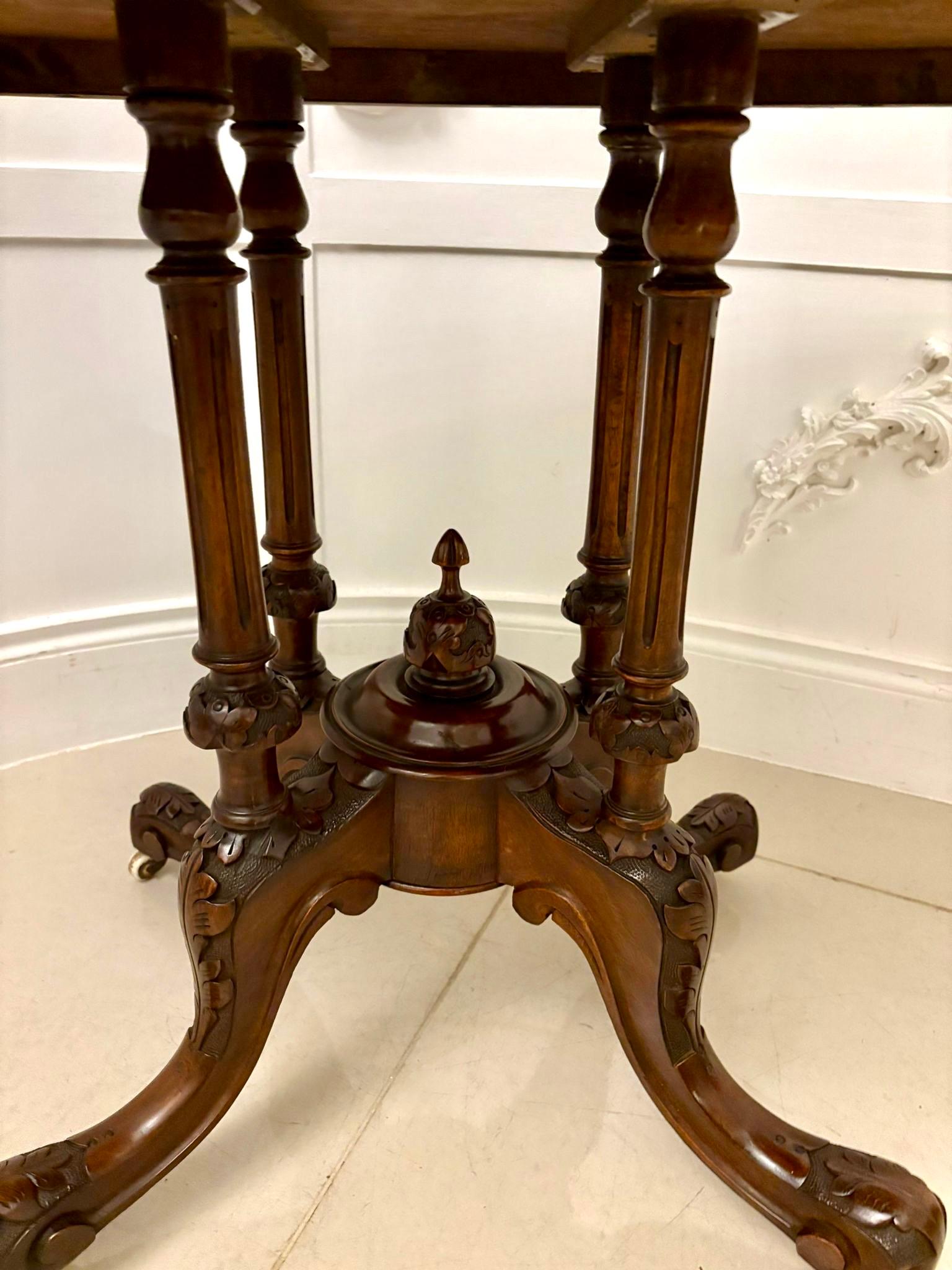 XIXe siècle Table de lampe ovale en ronce de noyer incrustée, ancienne et de qualité victorienne en vente