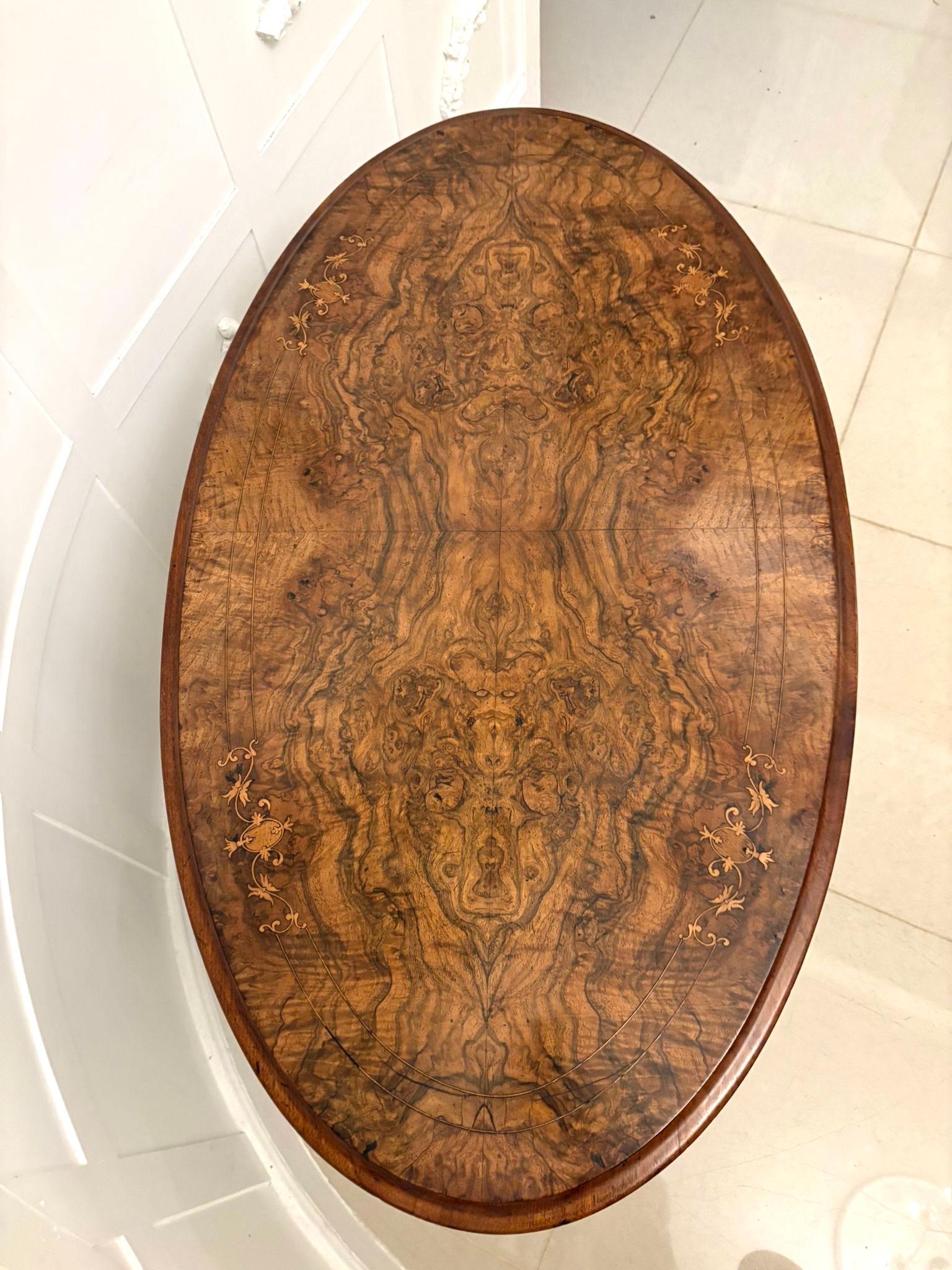 Noyer Table de lampe ovale en ronce de noyer incrustée, ancienne et de qualité victorienne en vente