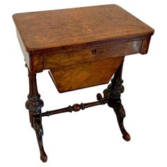 Mesa de trabajo antigua con incrustaciones de nogal de calidad victoriana