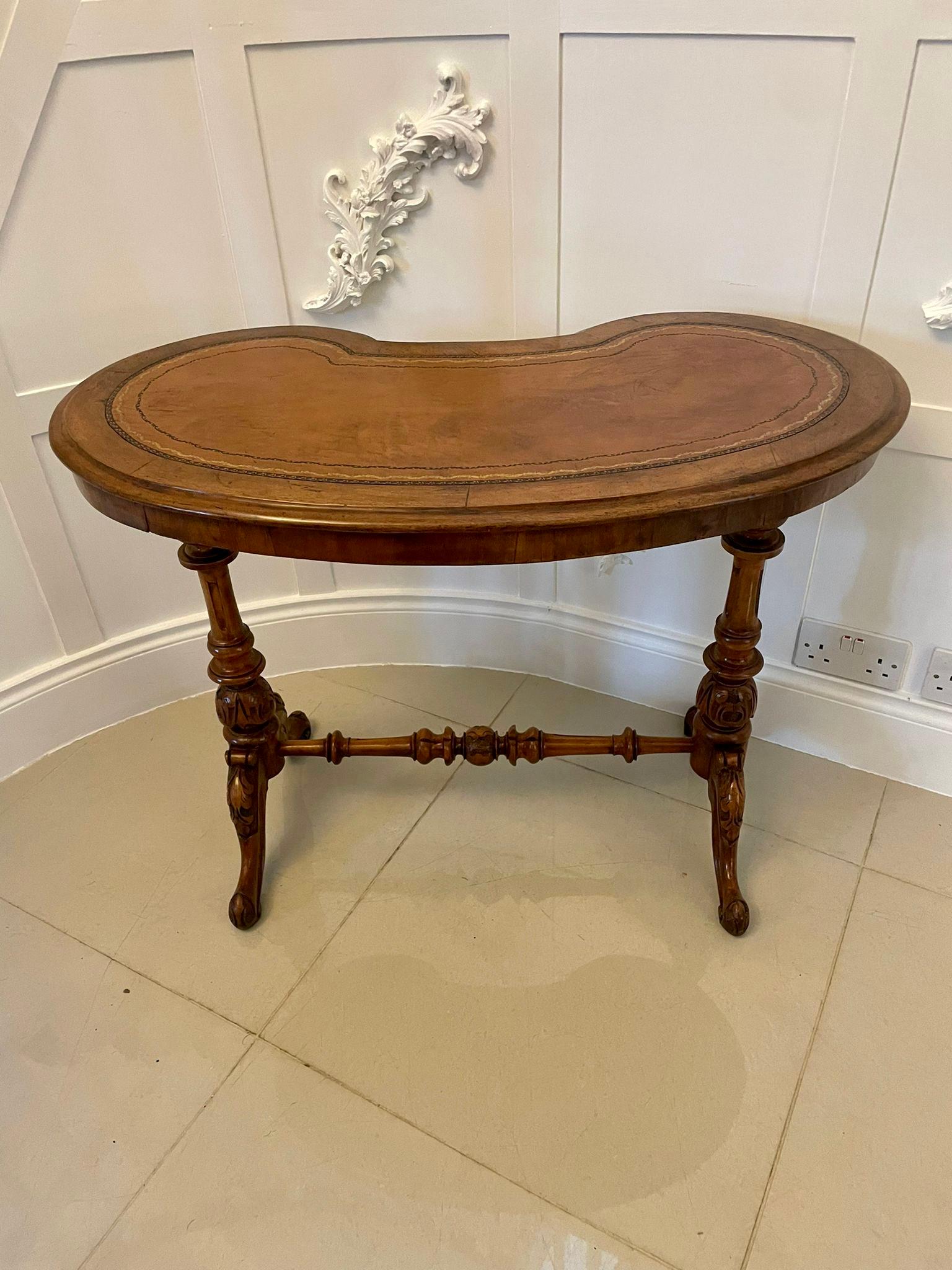 Antique Victorian Quality Burr Walnut Kidney Shaped Writing Table In Good Condition For Sale In Suffolk, GB