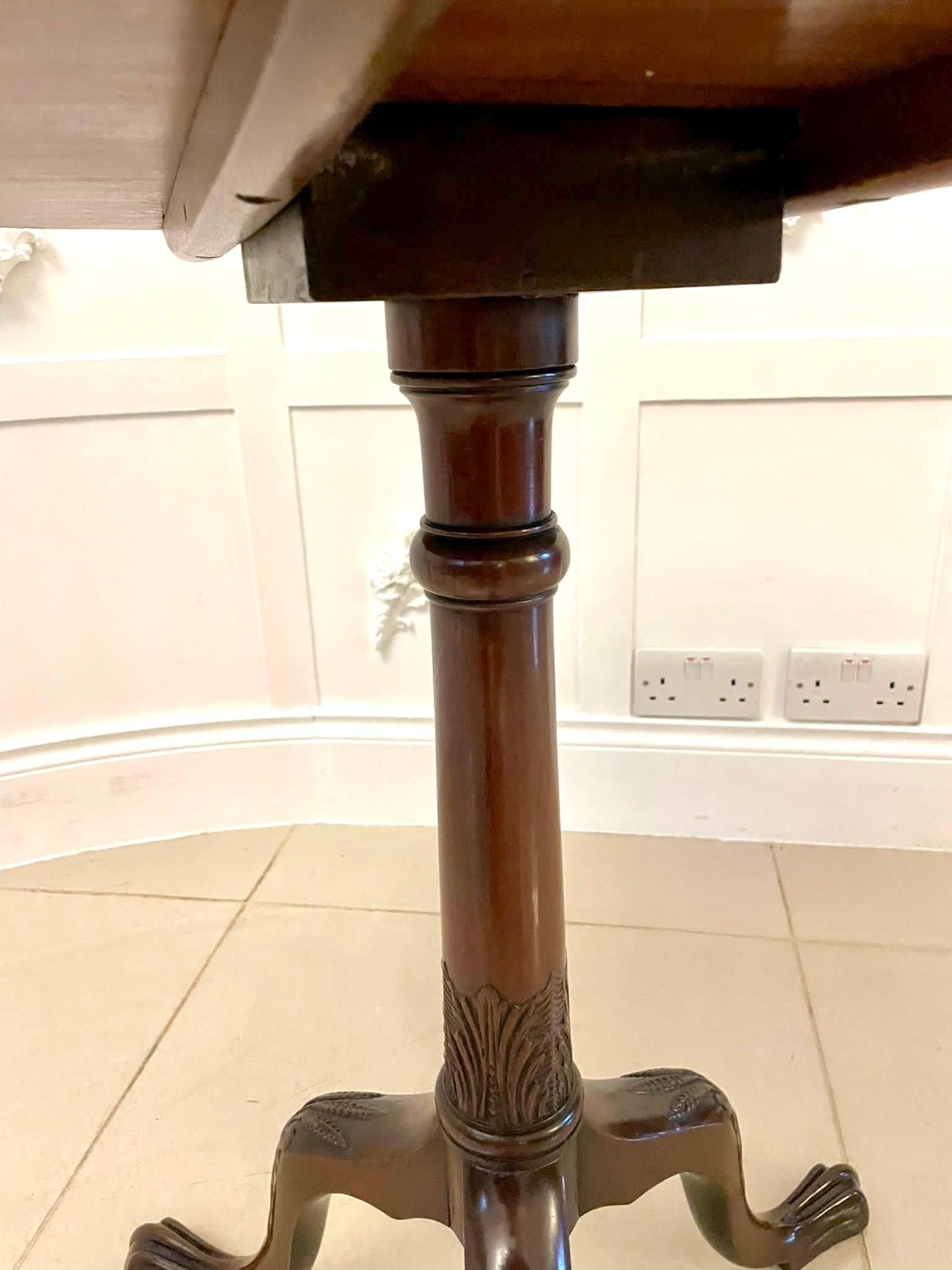 Antiker Tisch mit Intarsien aus Wurzelnussholz in viktorianischer Qualitt im Angebot 2