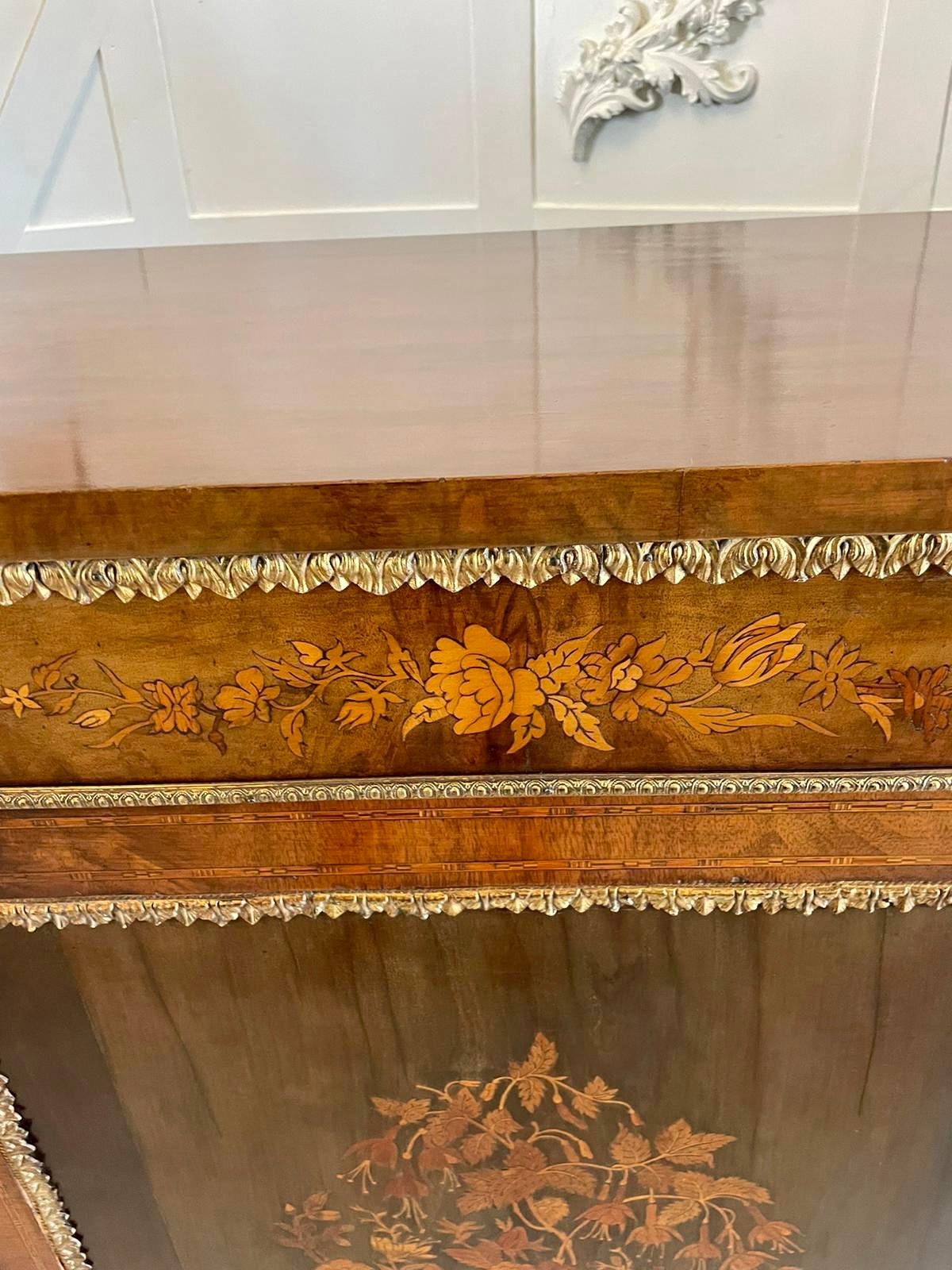 Credenza/tablero antiguo de marquetería de nogal rebabas de calidad victoriana Nogal en venta