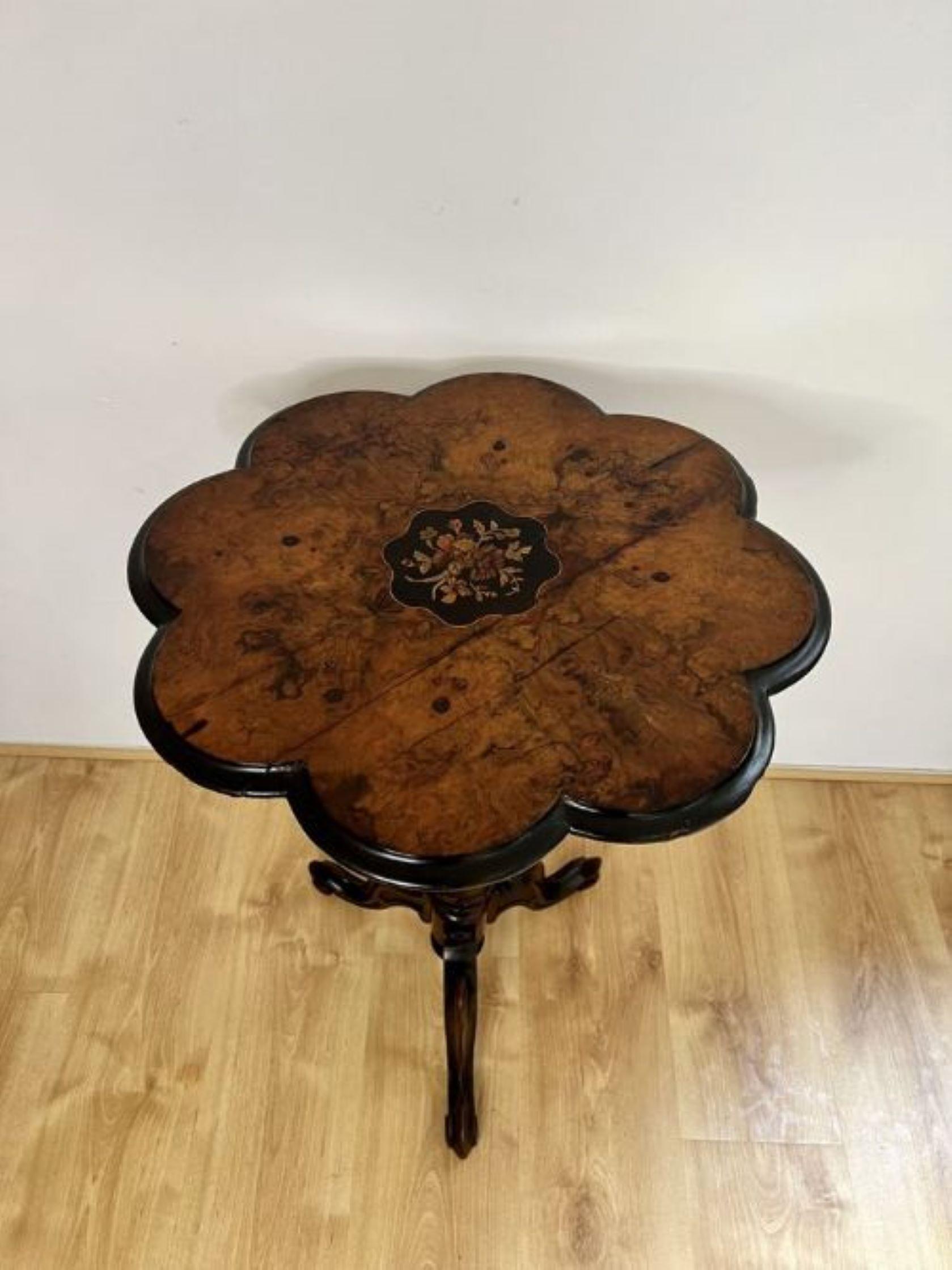 Antique Victorian quality burr walnut marquetry inlaid lamp table having a quality burr walnut scalloped shaped top with marquetry inlay to the centre with a moulded edge supported by a turned reeded tapering pedestal column, standing on three