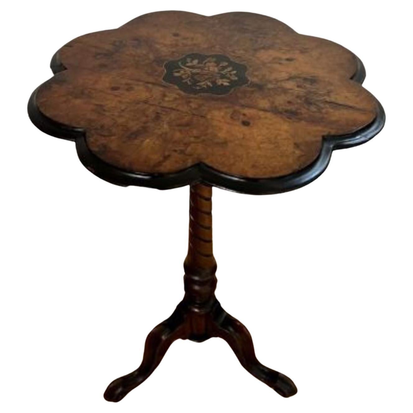 Ancienne table à lampe en marqueterie de ronce de noyer de qualité victorienne 