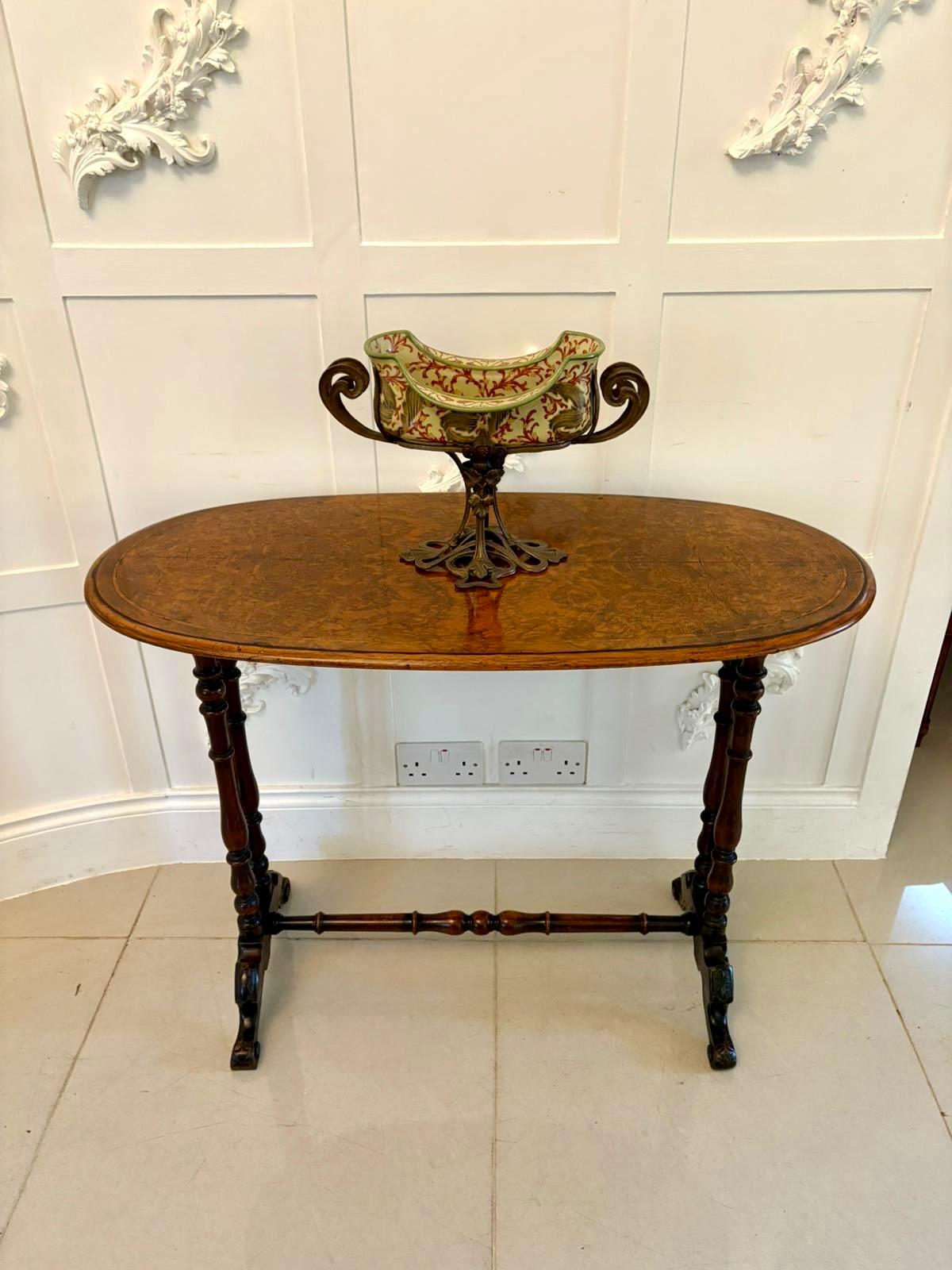 Antigua mesa de centro/lámpara ovalada de nogal de calidad victoriana con tapa ovalada de nogal de calidad con incrustaciones de madera de raso y borde moldurado, apoyada en cuatro elegantes columnas torneadas que se estrechan sobre patas cabriolé