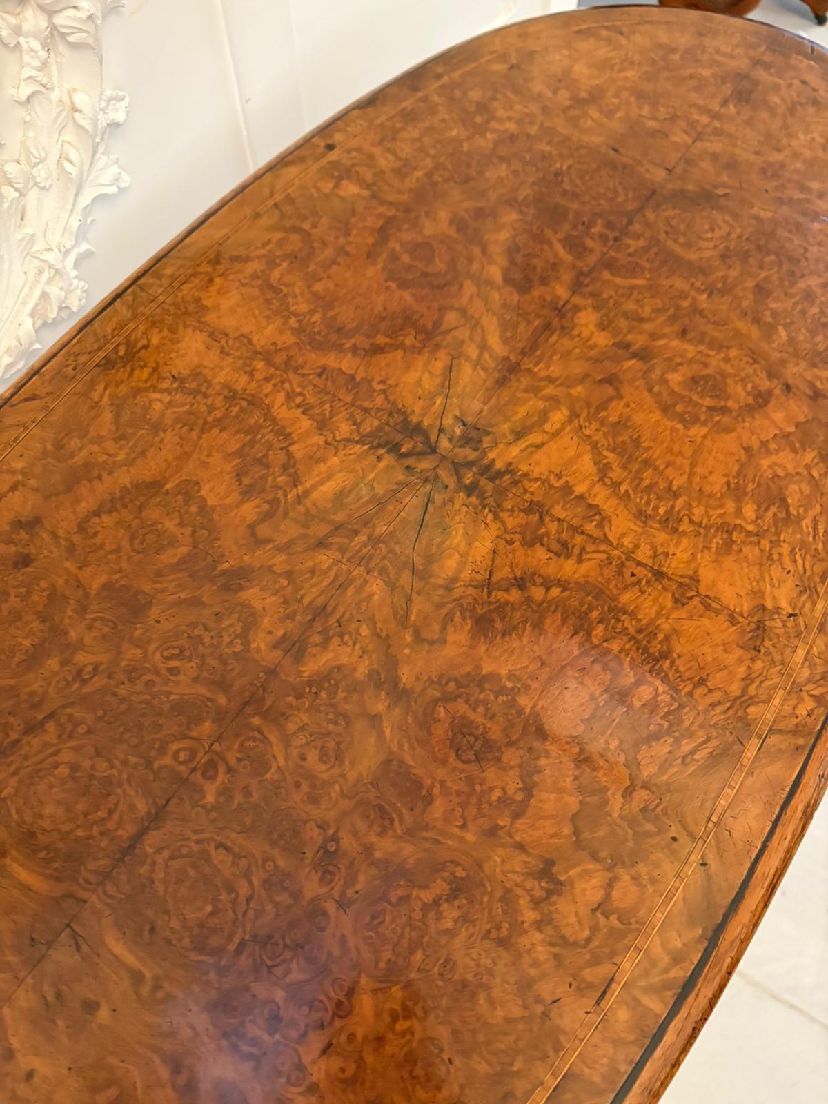 Antigua mesa de centro/lámpara ovalada de nogal rebabas de calidad victoriana Victoriano en venta