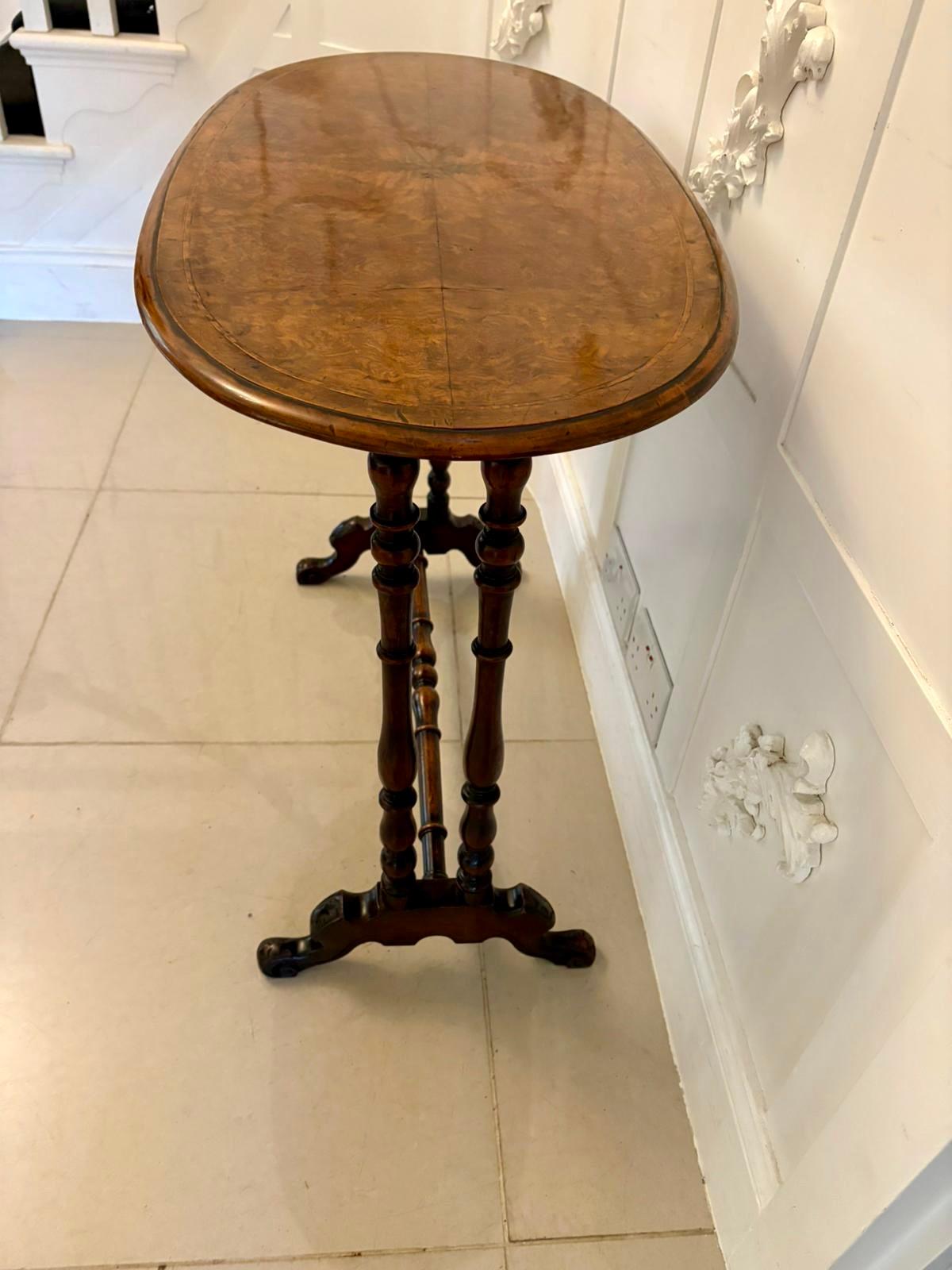 Antigua mesa de centro/lámpara ovalada de nogal rebabas de calidad victoriana en Bueno estado para la venta en Suffolk, GB