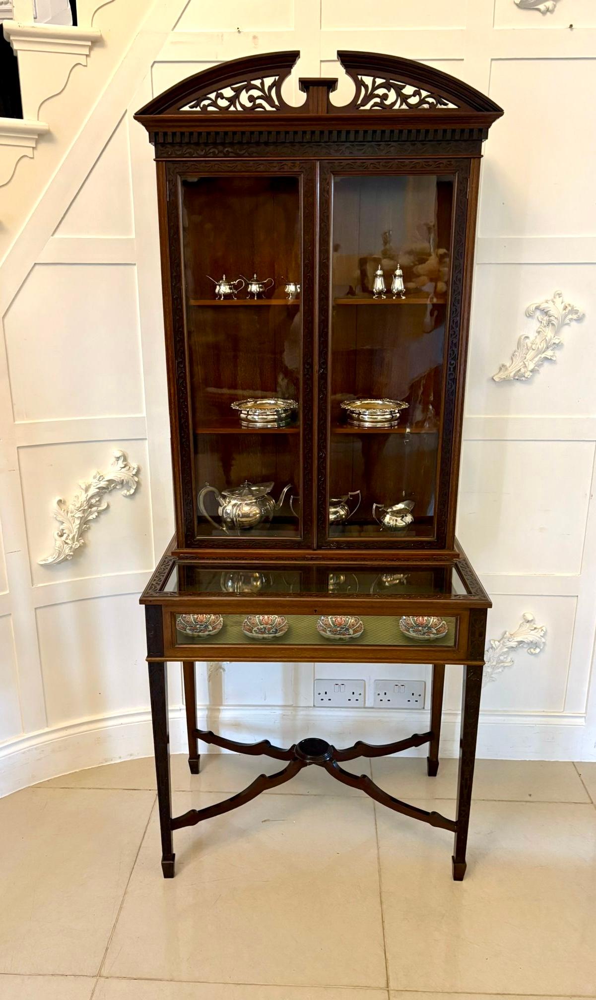 Antike viktorianische Qualität geschnitzt Mahagoni bijouterie Vitrine mit einer Qualität geschnitzt Mahagoni 2 Tür verglast Vitrine mit einem hübschen Schwanenhals Giebel über einem geschnitzten Mahagoni bijouterie Schrank stehen auf quadratischen