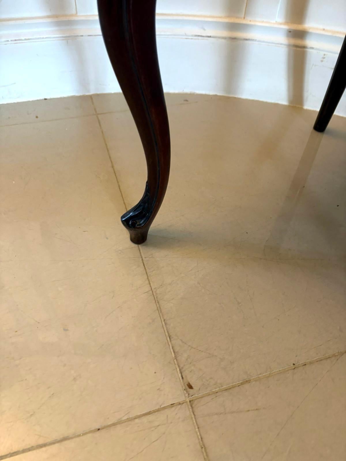 Silla de escritorio antigua de caoba tallada de calidad victoriana en venta 2