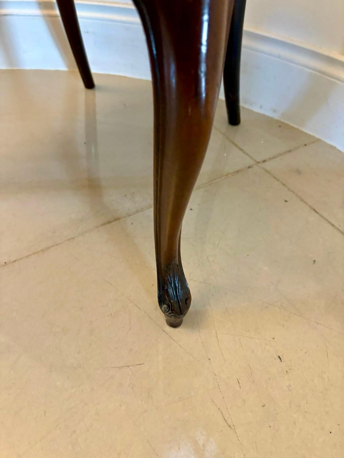 Silla de escritorio antigua de caoba tallada de calidad victoriana en venta 3