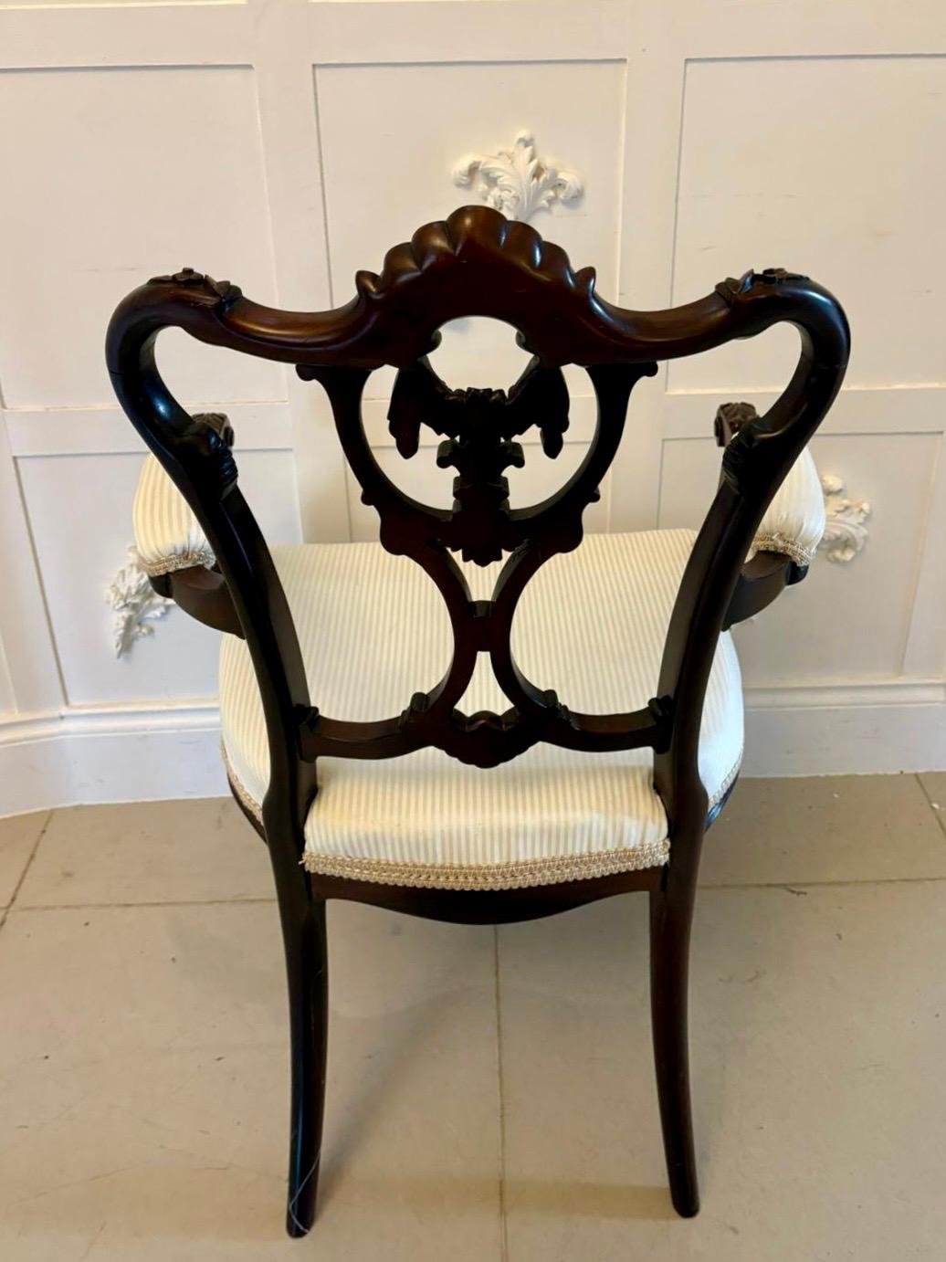 Antigua silla de escritorio victoriana de caoba tallada de calidad que tiene un respaldo de caoba tallada de calidad con forma, brazos abiertos de caoba tallada con soportes de forma, asiento recién retapizado en una tela de calidad que se alza