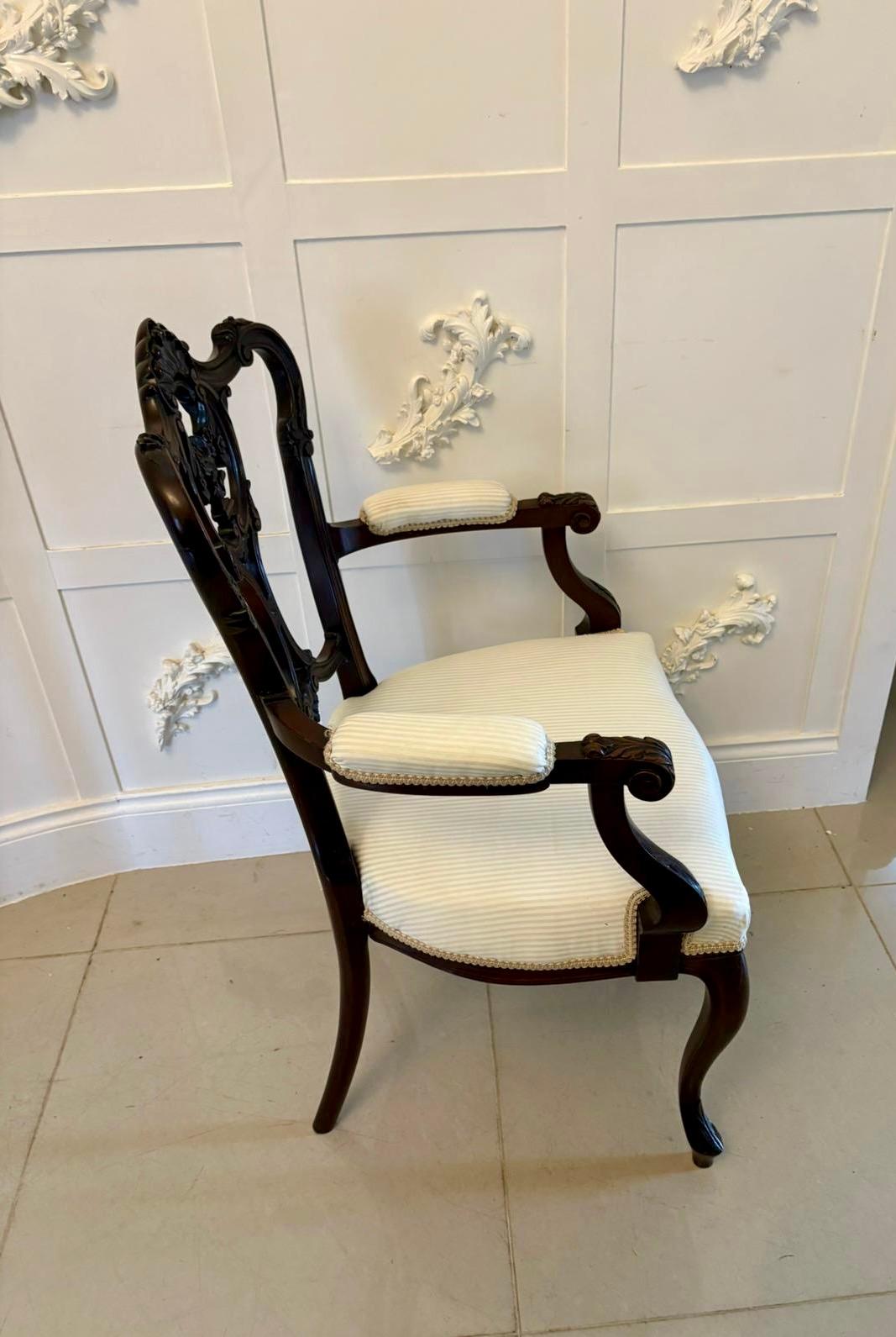 Silla de escritorio antigua de caoba tallada de calidad victoriana Victoriano en venta